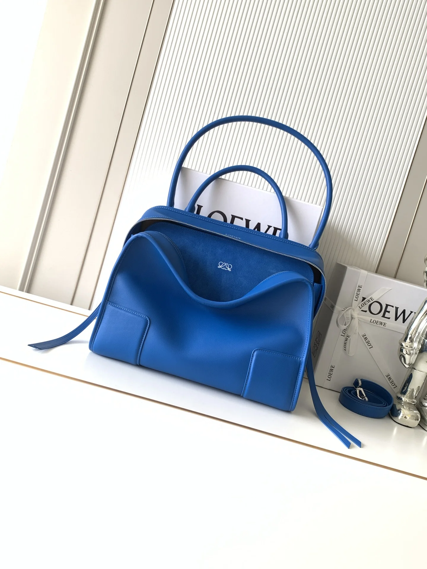 Loewe 9173 Large Soft Cowhide Leather Handbag Women s Crossbody Bag Loewe 9173 Large Soft Cowhide Leather Handbag Women s Crossbody Bag