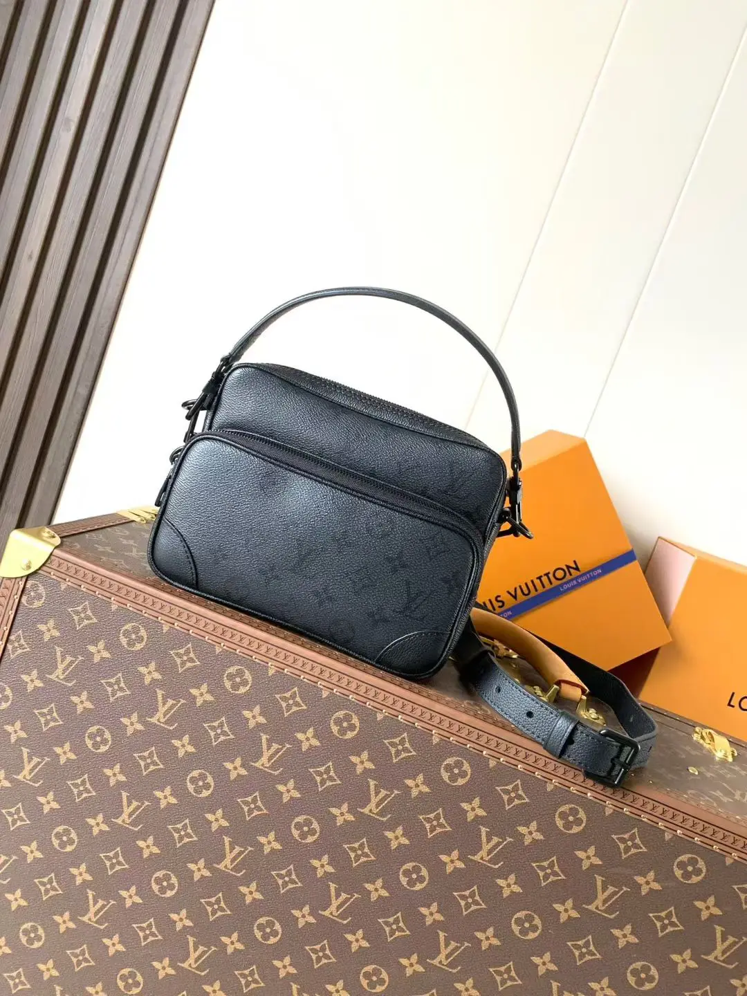 Louis Vuitton M26783 Medium Messenger Bag Men s Crossbody Bag Louis Vuitton M26783 Medium Messenger Bag Men s Crossbody Bag