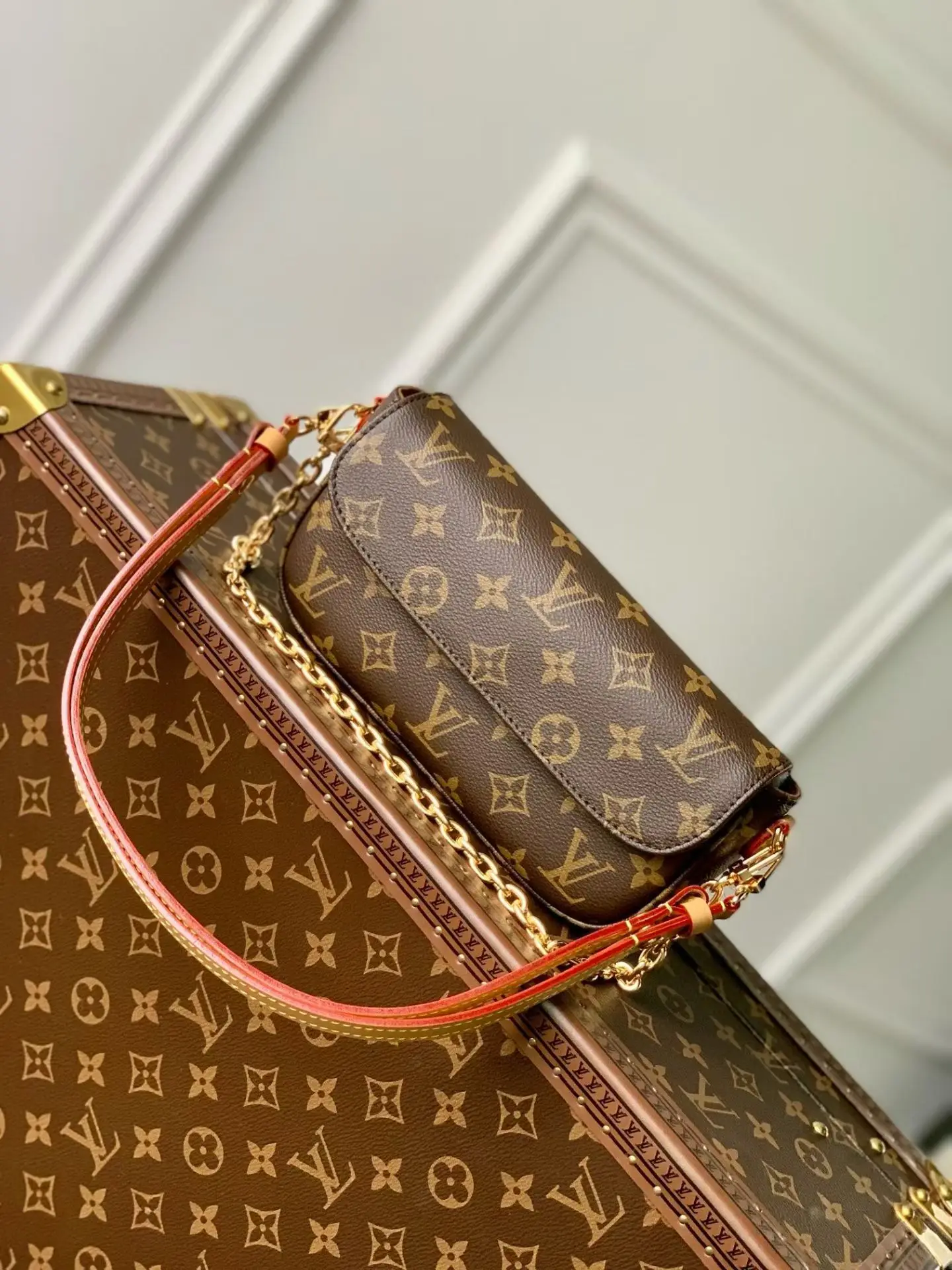 Louis Vuitton M26587 reading glasses handbag women s crossbody bag