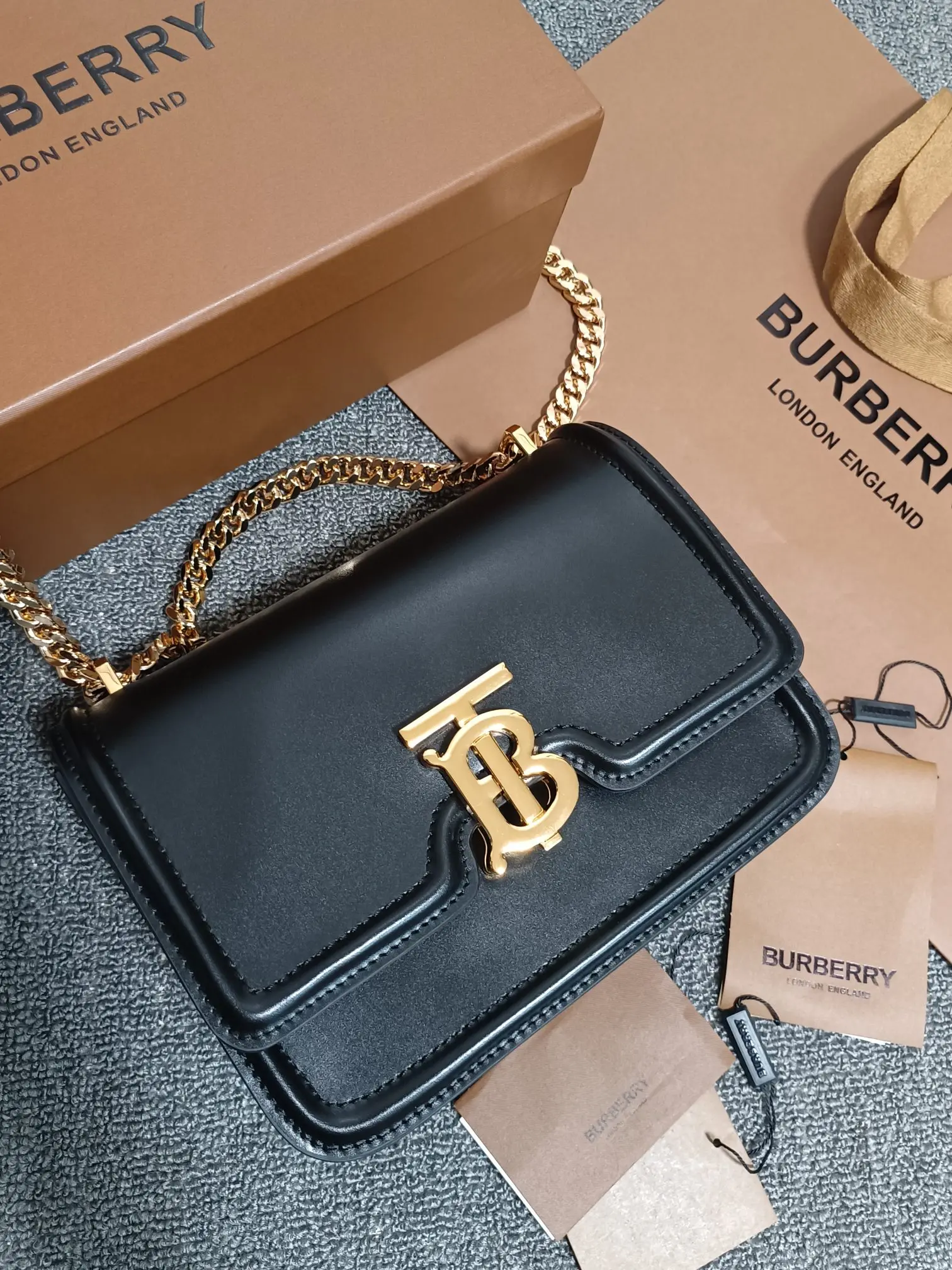 Burberry 90261 Compact Upright Lock Buckle Bag Women s Crossbody Bag Burberry 90261 Compact Upright Lock Buckle Bag Women s Crossbody Bag