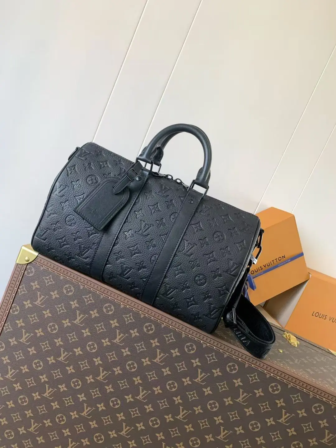 Louis Vuitton M46655 embossed handbag men s crossbody bag Louis Vuitton M46655 embossed handbag men s crossbody bag
