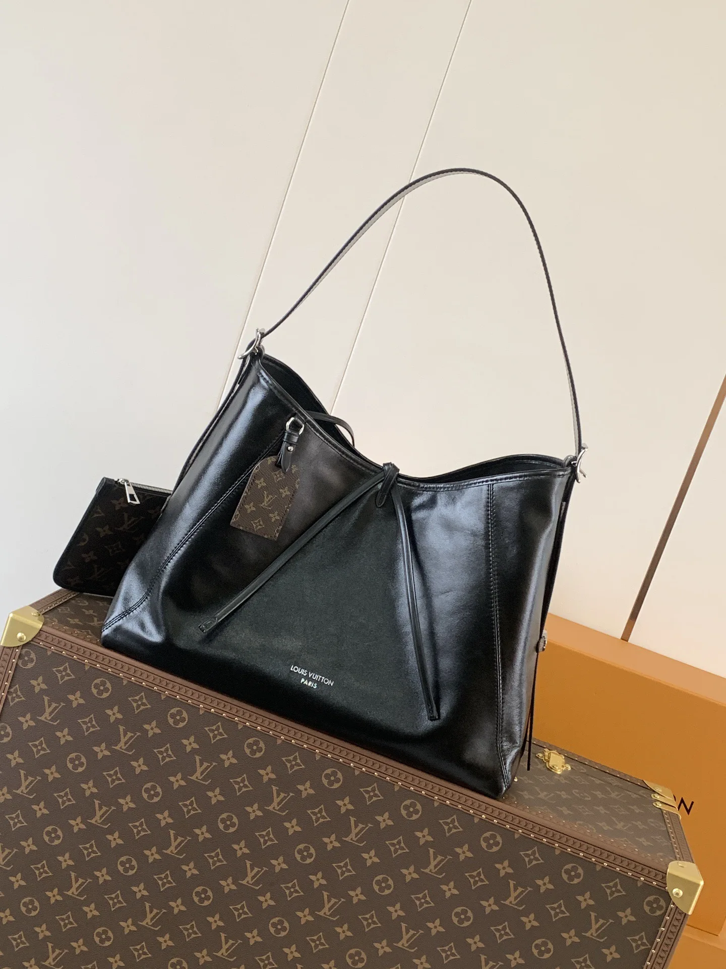 Louis Vuitton M25143 Sheepskin Leather Handbag Women s Crossbody Bag Louis Vuitton M25143 Sheepskin Leather Handbag Women s Crossbody Bag