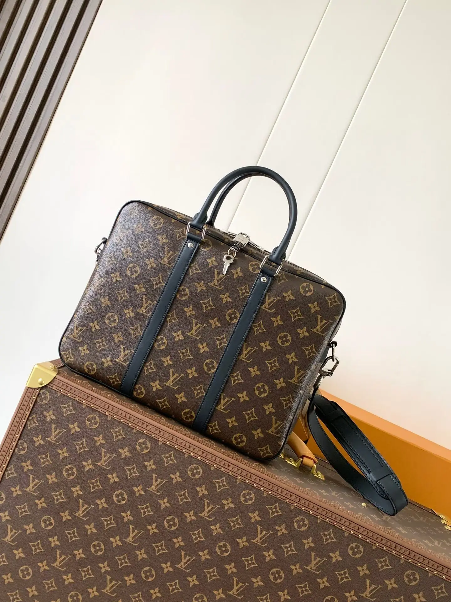 Louis Vuitton M52005 Reading Glasses Briefcase Men s Crossbody Bag Louis Vuitton M52005 Reading Glasses Briefcase Men s Crossbody Bag