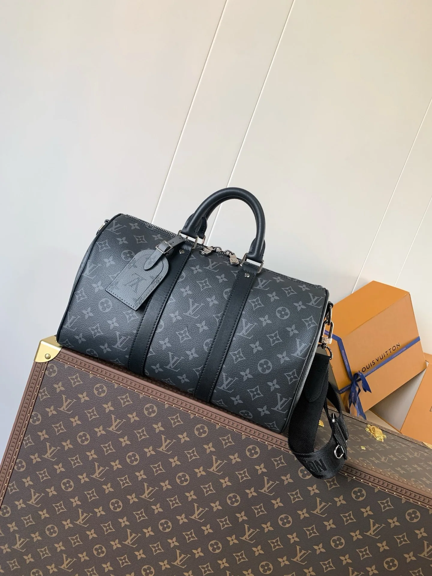 Louis Vuitton M46655 embossed handbag men s crossbody bag Louis Vuitton M46655 embossed handbag men s crossbody bag