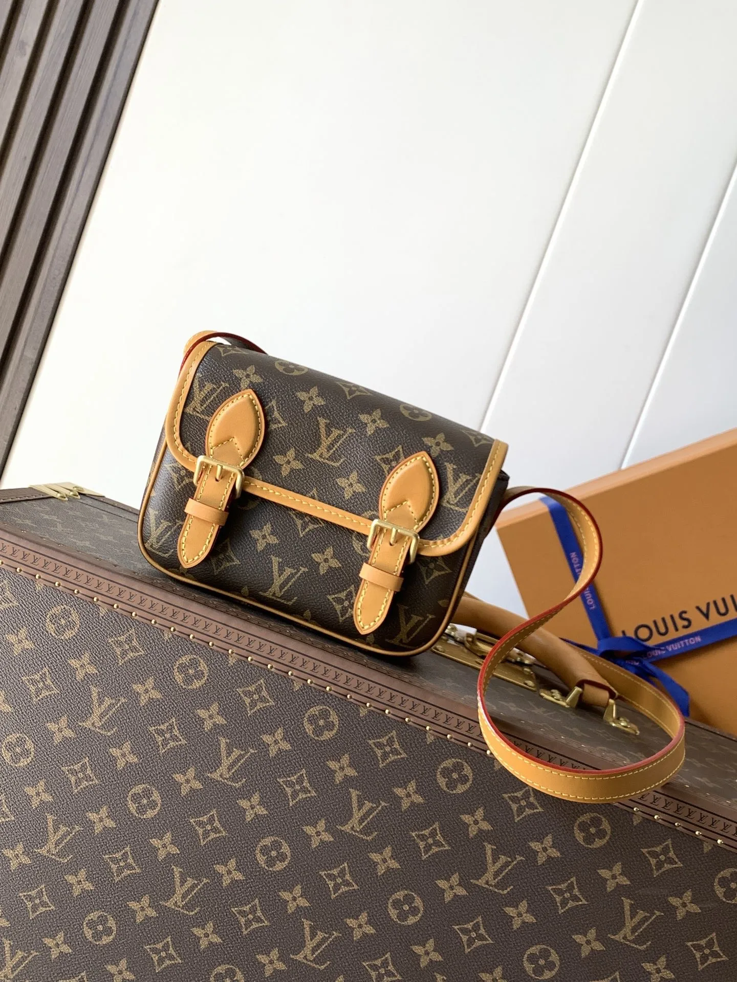 Louis Vuitton M26805 Small Messenger Bag Men s Crossbody Bag Louis Vuitton M26805 Small Messenger Bag Men s Crossbody Bag