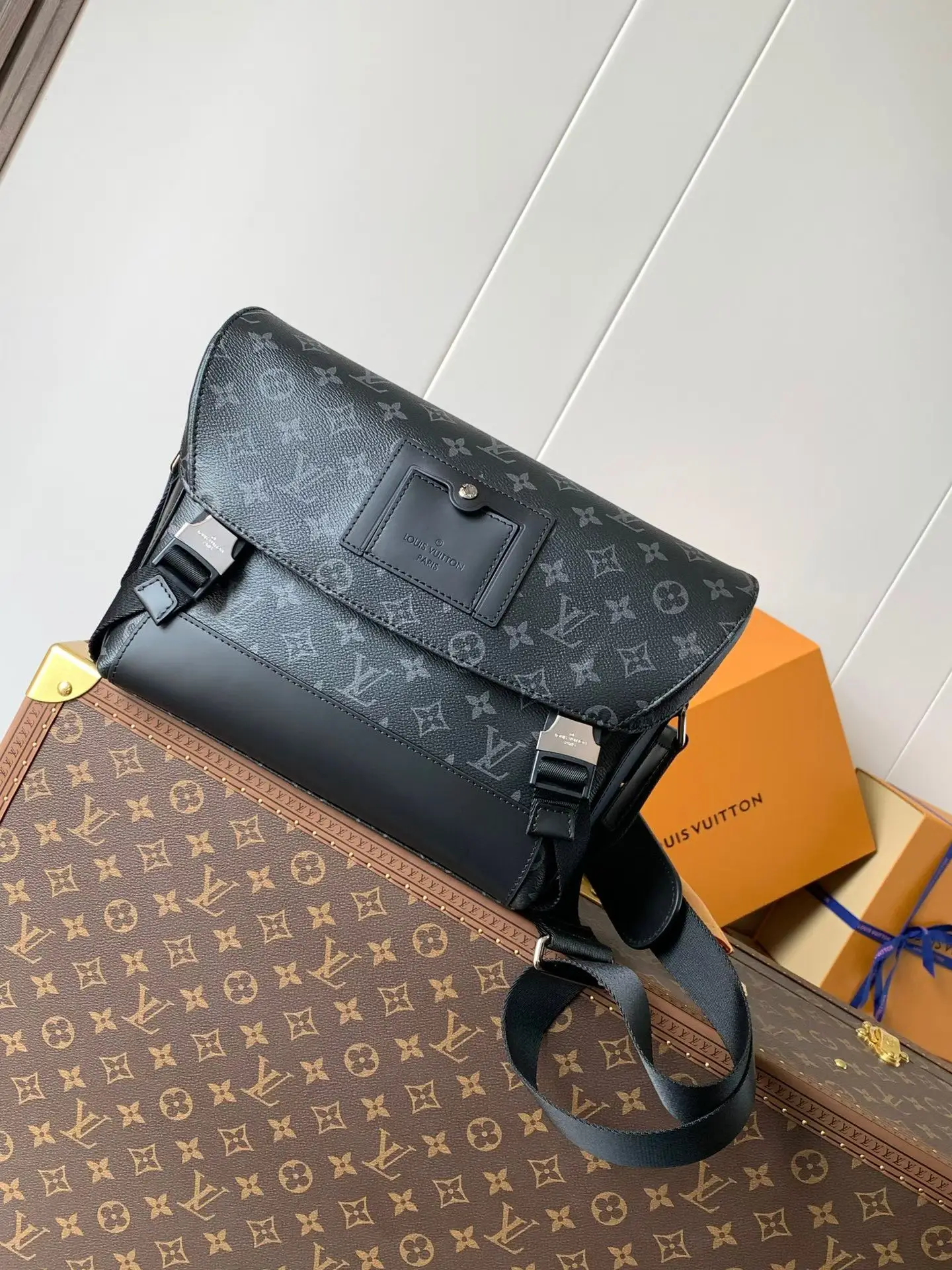 Louis Vuitton M40511 Medium Messenger Bag Men s Crossbody Bag Louis Vuitton M40511 Medium Messenger Bag Men s Crossbody Bag