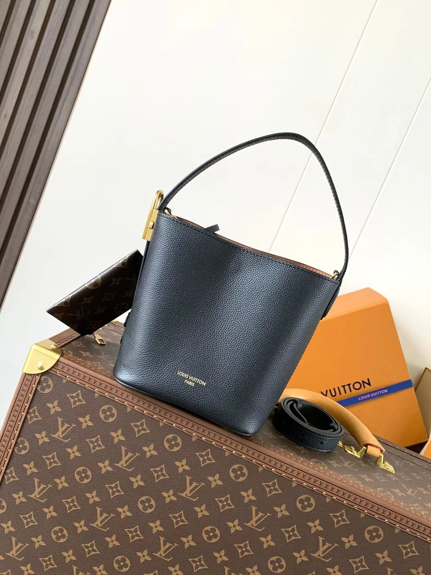 Louis Vuitton M25543 grain leather handbag women s shoulder bag