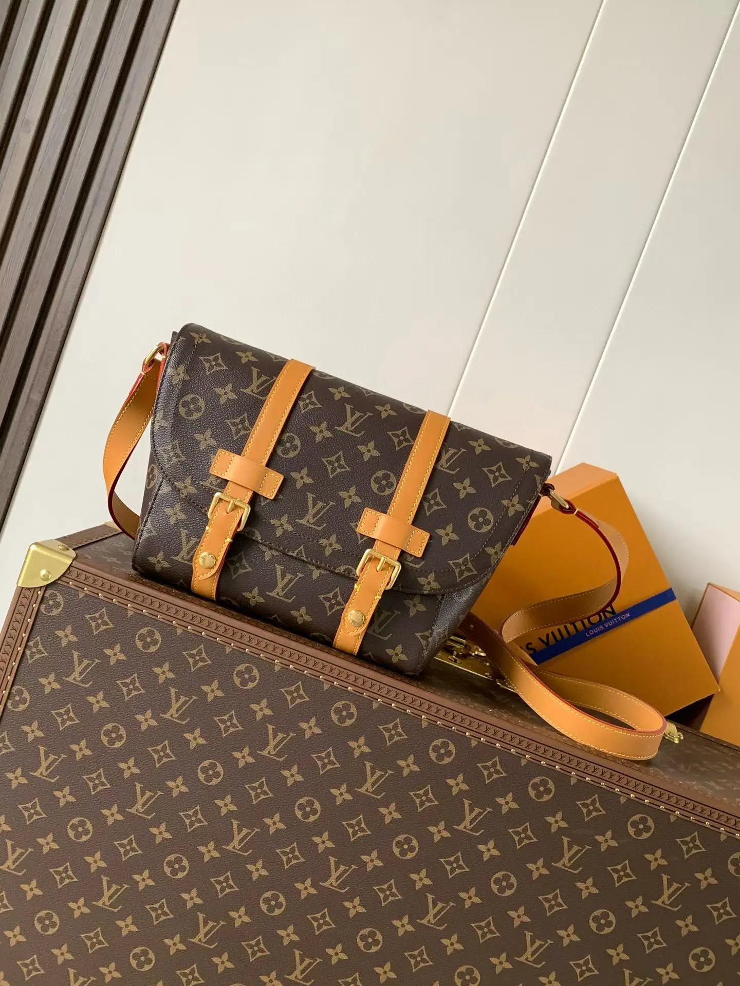 Louis Vuitton M28115 Small Messenger Bag Men s Crossbody Bag Louis Vuitton M28115 Small Messenger Bag Men s Crossbody Bag