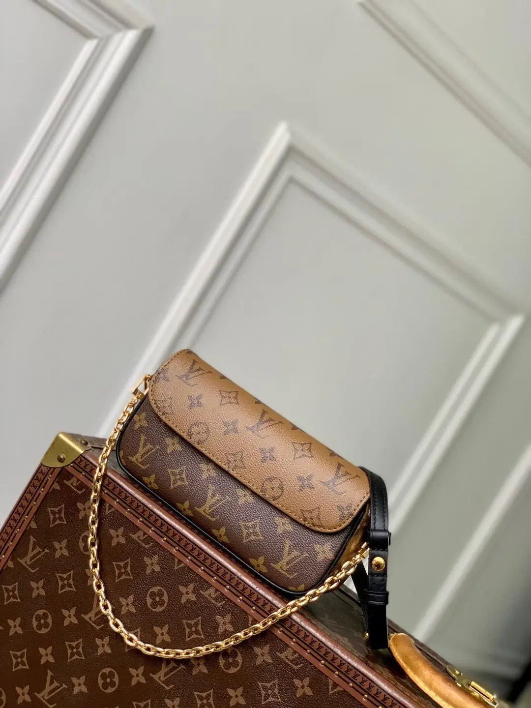 Louis Vuitton M26587 reading glasses handbag women s crossbody bag