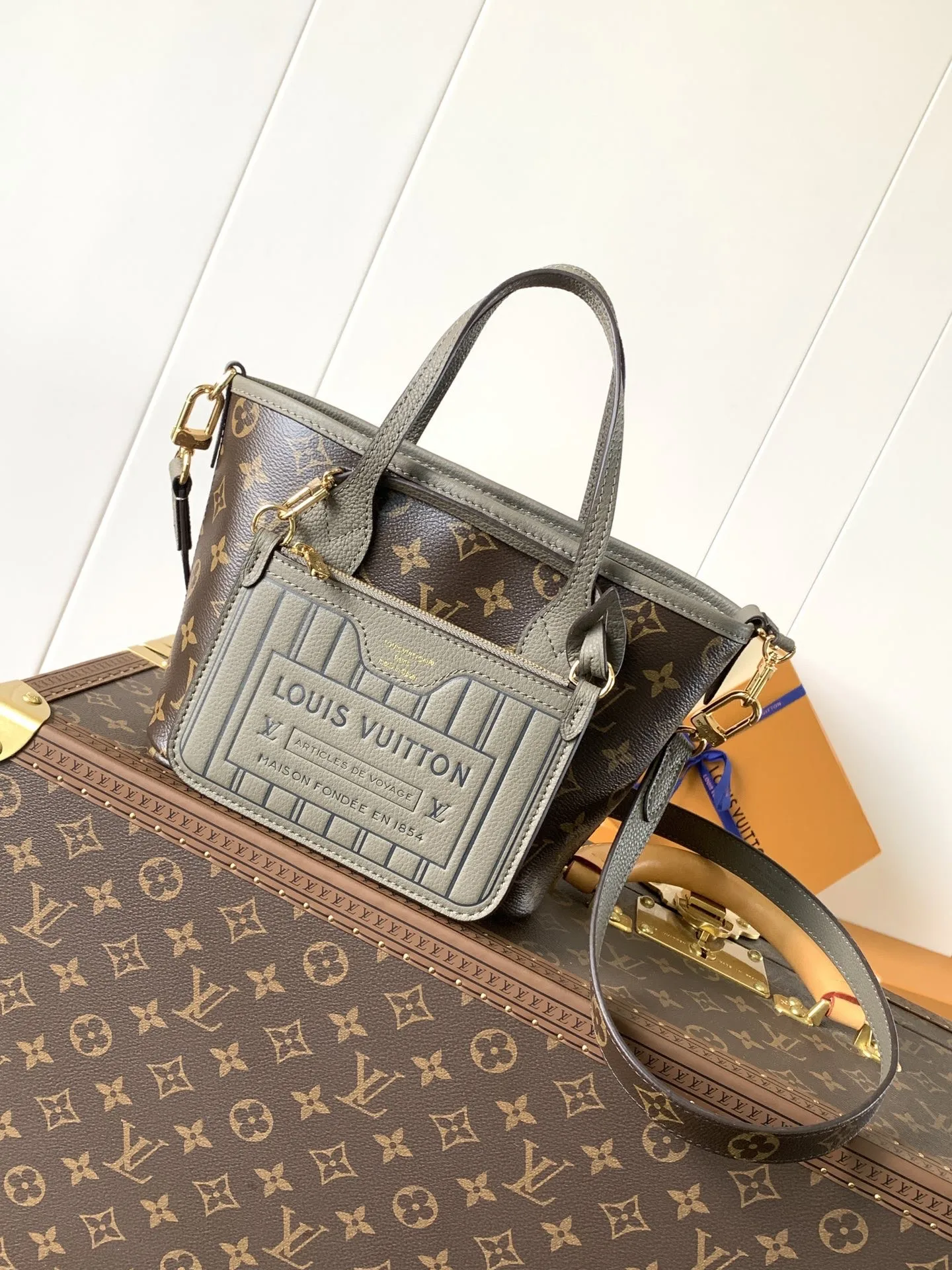 Louis Vuitton M28318 grain leather handbag women s crossbody bag