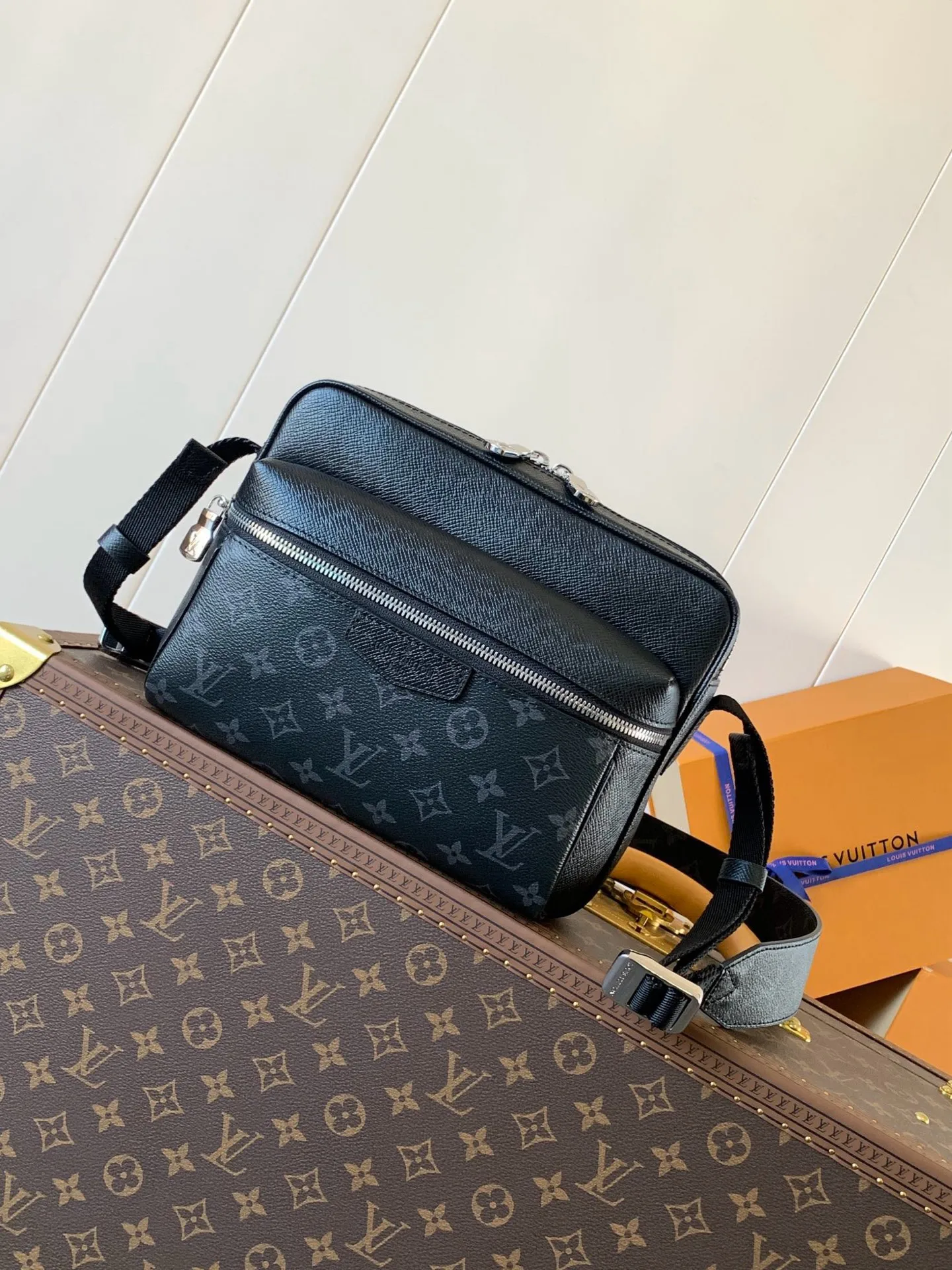 Louis Vuitton M30233 Small Messenger Bag Men s Crossbody Bag Louis Vuitton M30233 Small Messenger Bag Men s Crossbody Bag