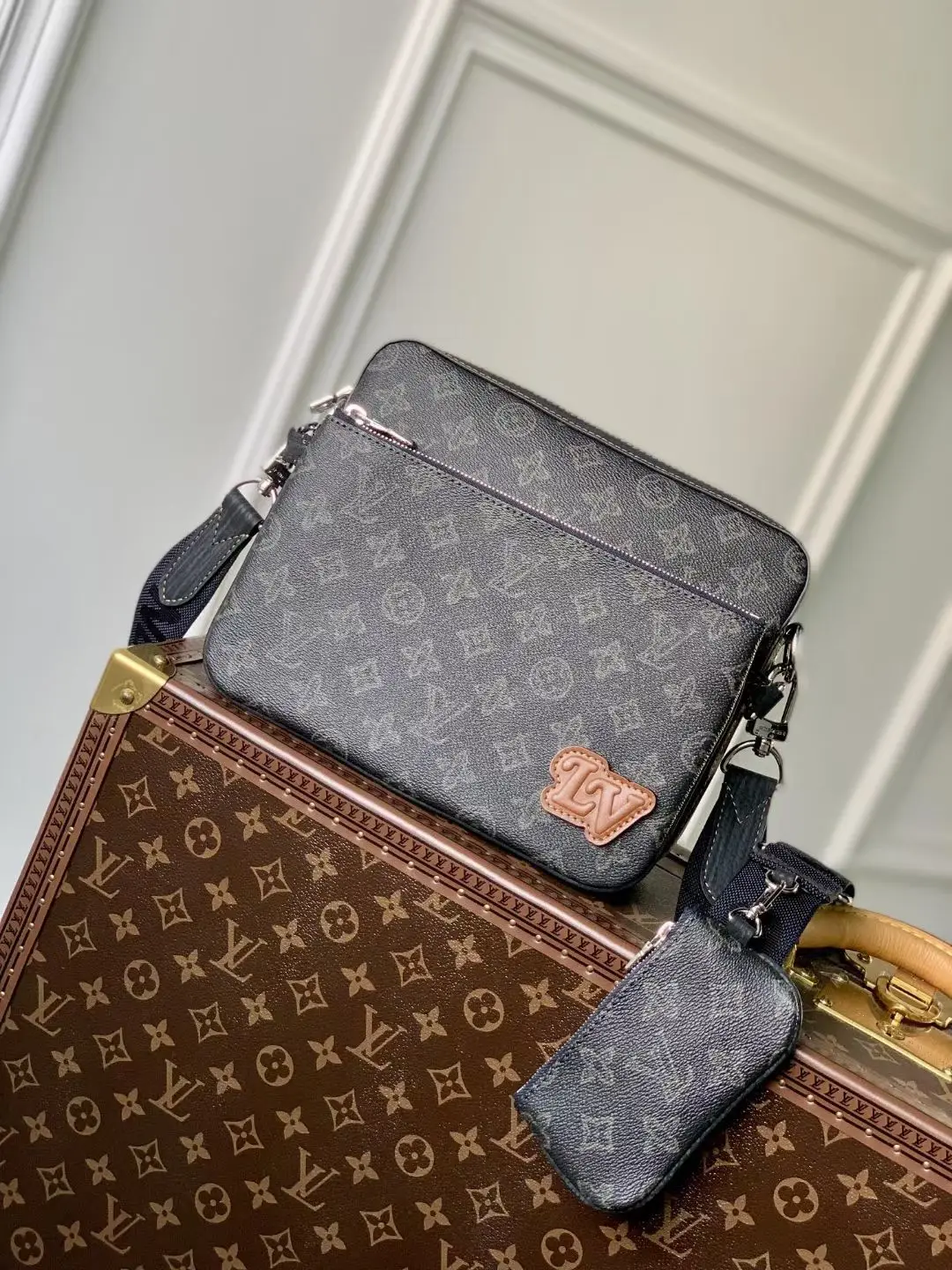 Louis Vuitton M46340 grain leather messenger bag women s crossbody bag