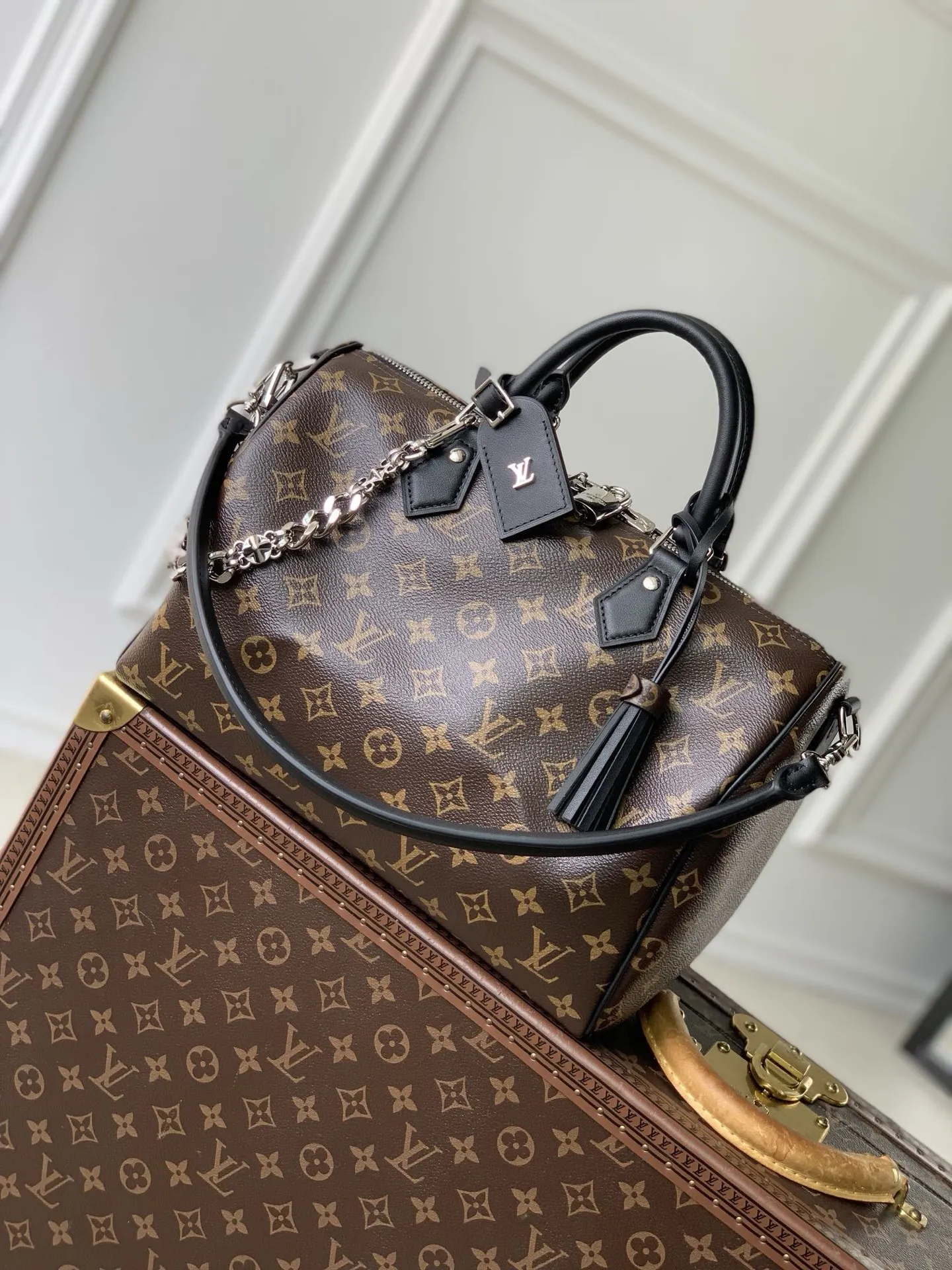 Louis Vuitton M12243 Reading Glasses Chain Handbag Women s Shoulder Bag Louis Vuitton M12243 Reading Glasses Chain Handbag Women s Shoulder Bag