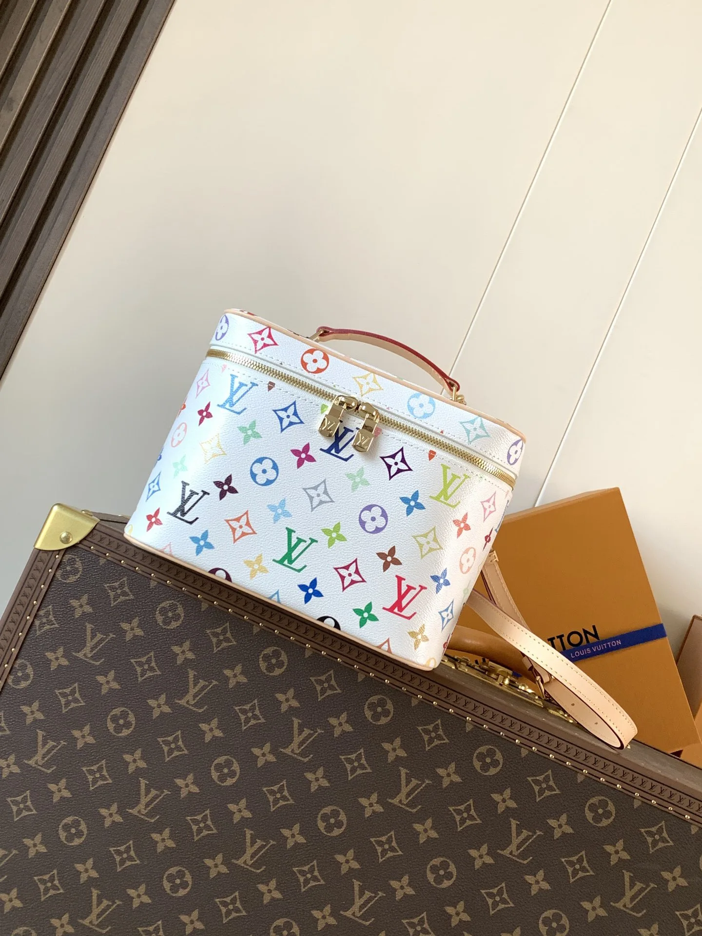 Louis Vuitton M28340 White Cosmetic Bag Women s Crossbody Bag