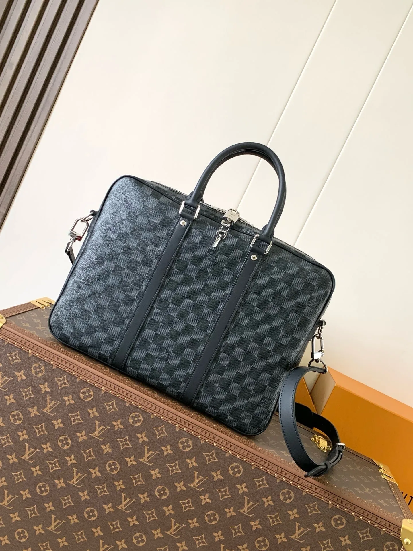 Louis Vuitton M52005 Reading Glasses Briefcase Men s Crossbody Bag Louis Vuitton M52005 Reading Glasses Briefcase Men s Crossbody Bag