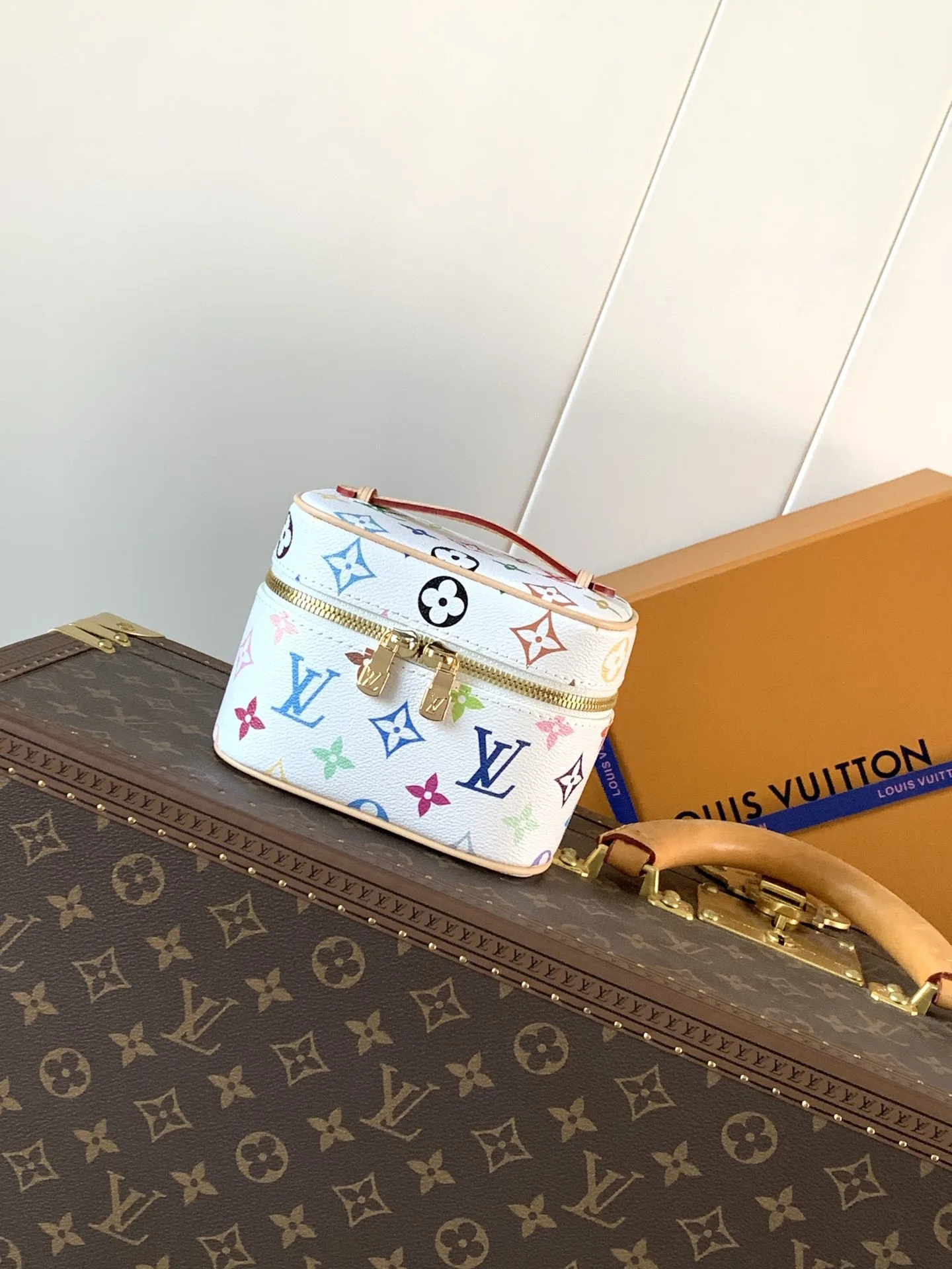 Louis Vuitton M27941 White Cosmetic Bag Women s Crossbody Bag Louis Vuitton M27941 White Cosmetic Bag Women s Crossbody Bag