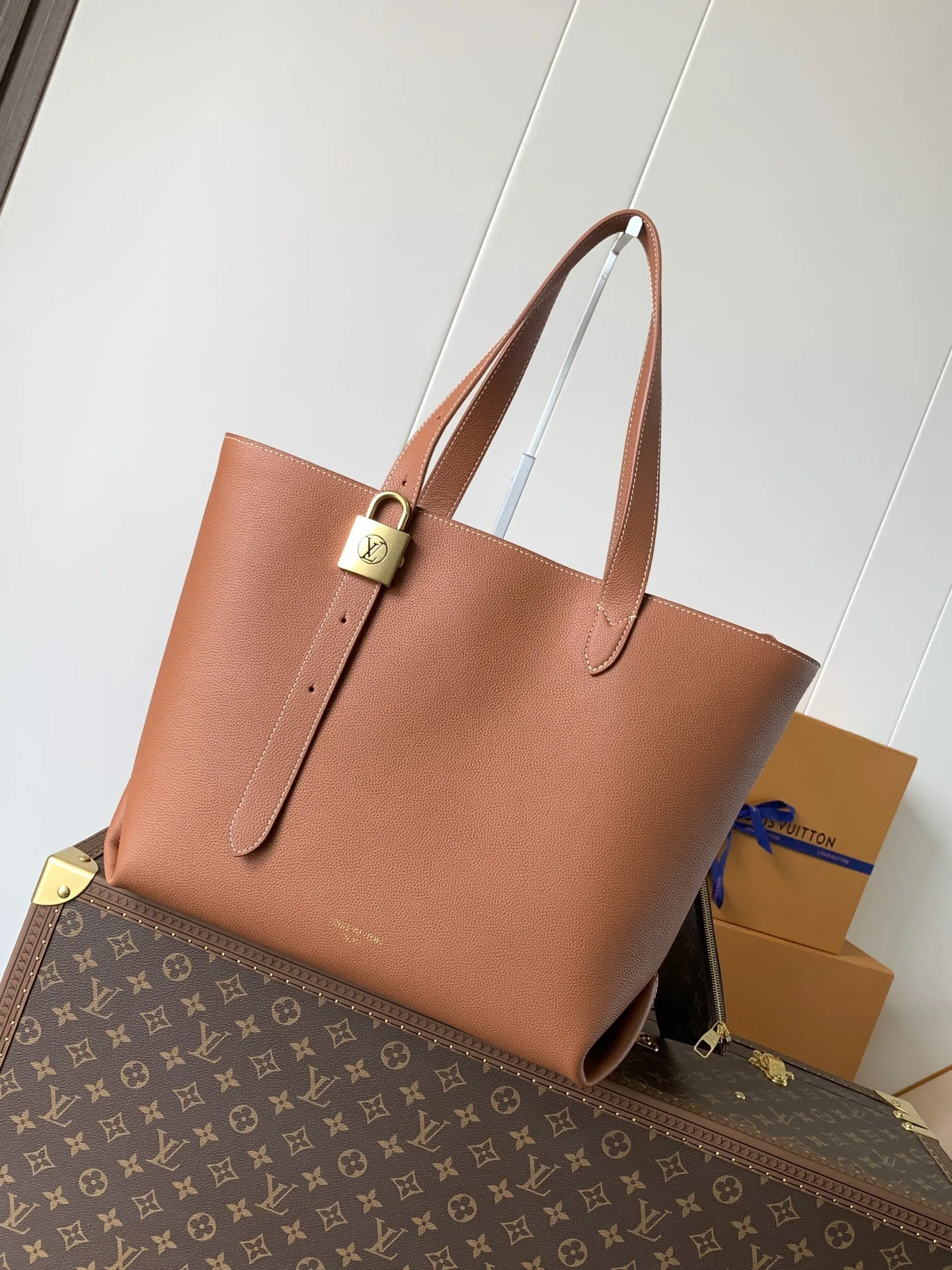 Louis Vuitton M25341 grain leather handbag women s shoulder bag