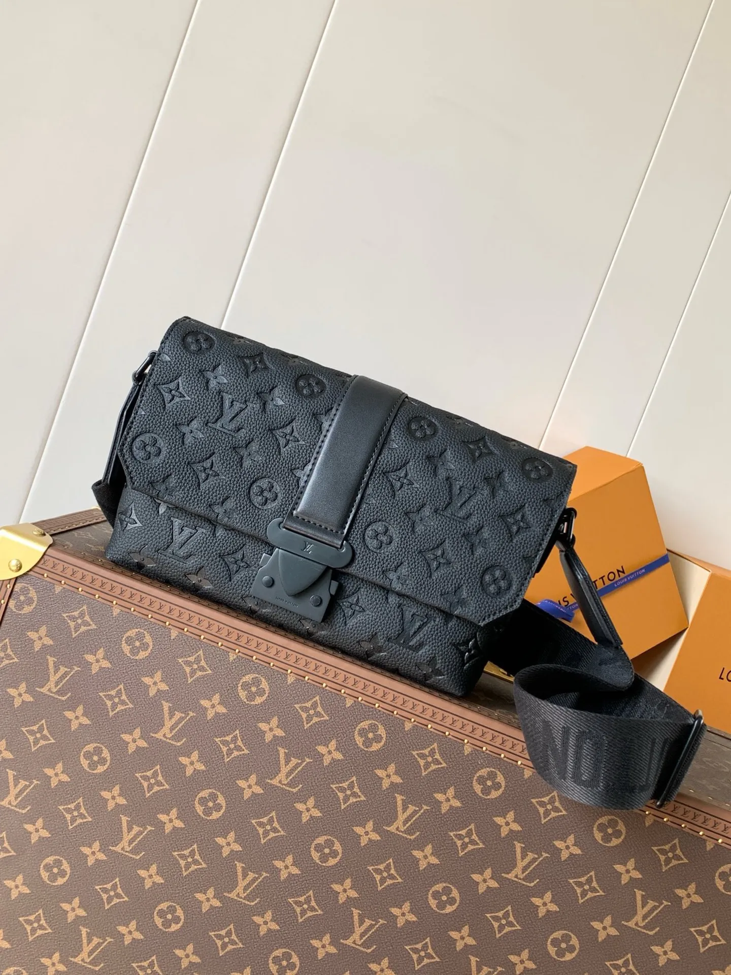 Louis Vuitton M23741 Canvas Messenger Bag Men s Crossbody Bag Louis Vuitton M23741 Canvas Messenger Bag Men s Crossbody Bag