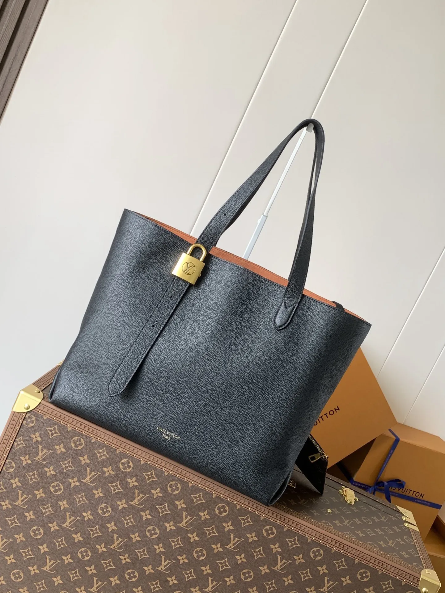 Louis Vuitton M25341 grain leather handbag women s shoulder bag