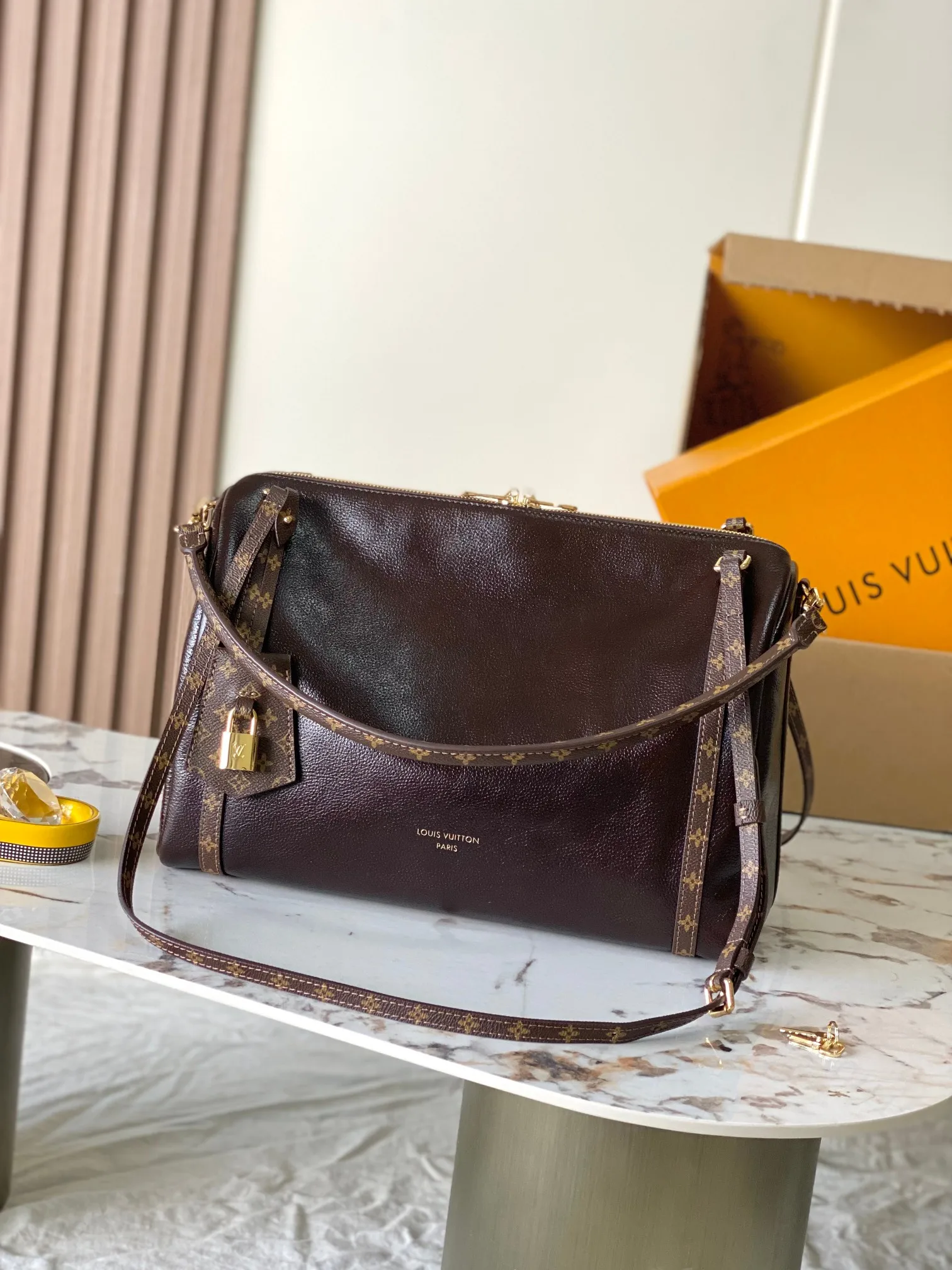 Louis Vuitton M26359 All-Steel Hardware Handbag Women s Crossbody Bag Louis Vuitton M26359 All-Steel Hardware Handbag Women s Crossbody Bag