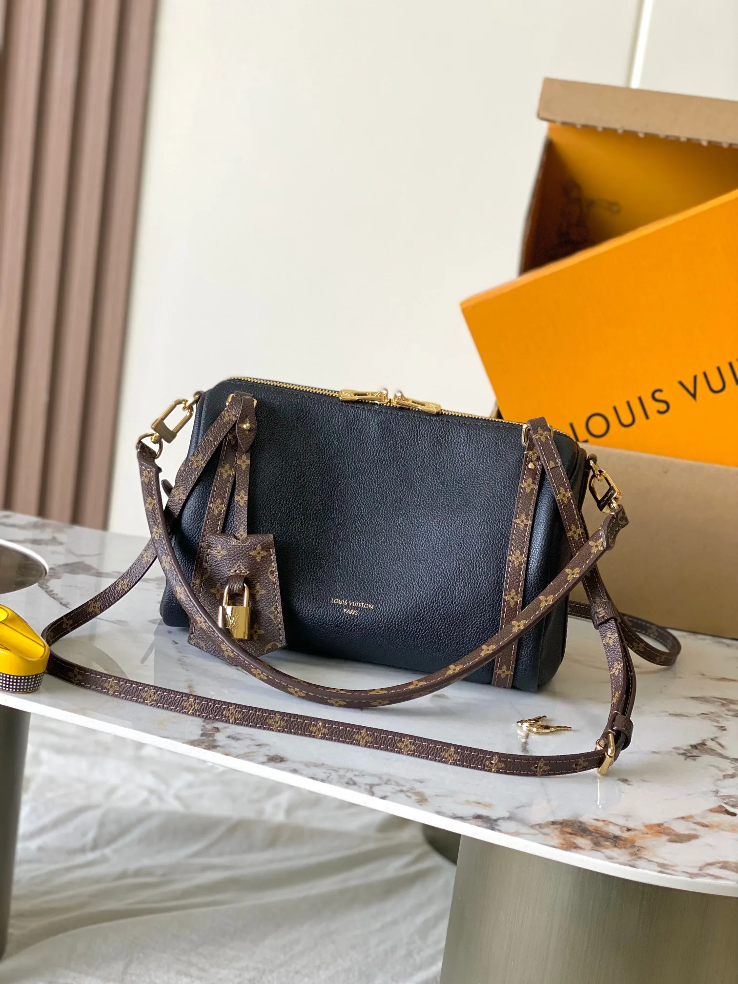 Louis Vuitton M26039 All-Steel Hardware Handbag Women s Crossbody Bag Louis Vuitton M26039 All-Steel Hardware Handbag Women s Crossbody Bag