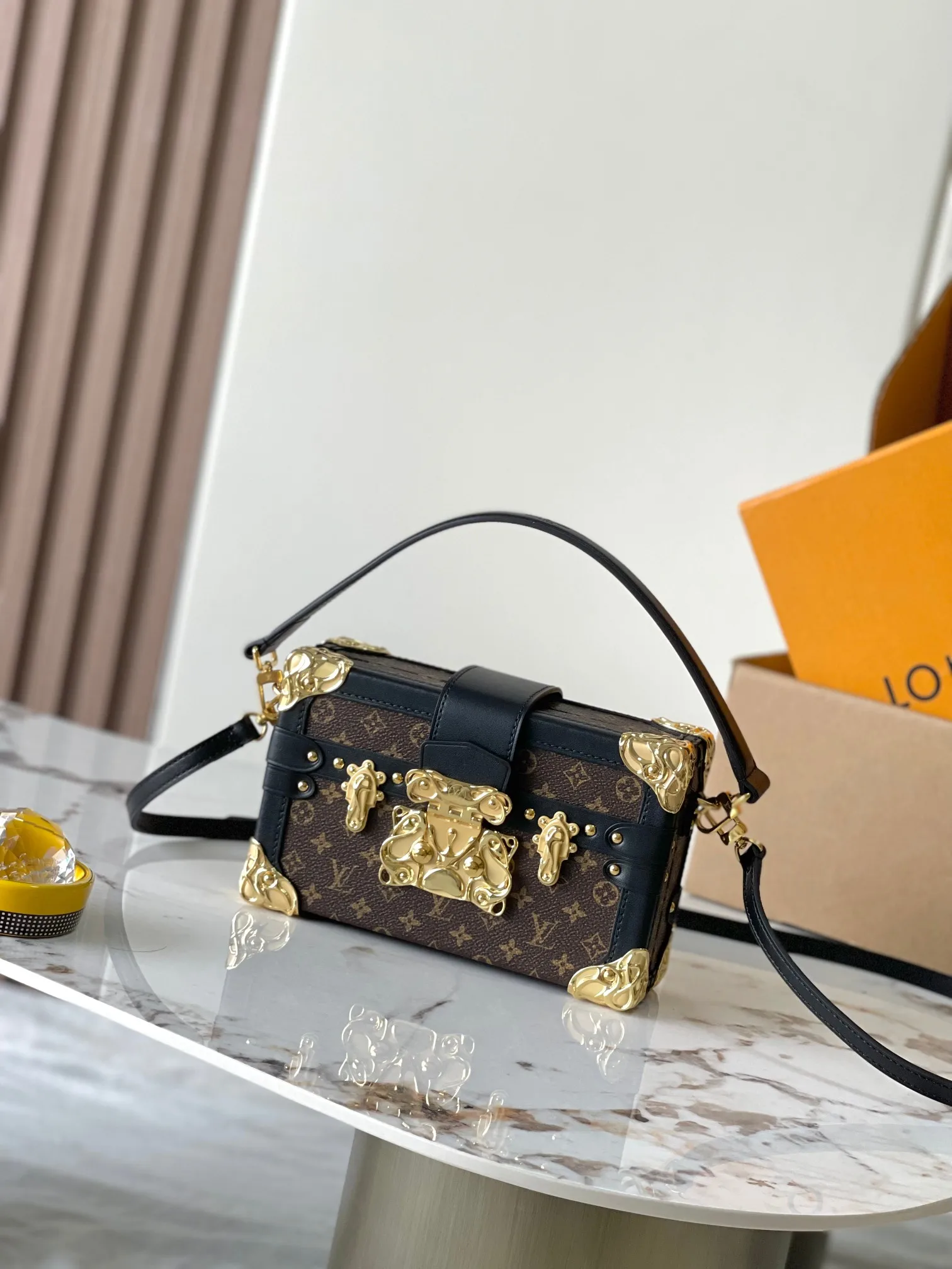 Louis Vuitton M13738 All-Steel Hardware Handbag Women s Crossbody Bag Louis Vuitton M13738 All-Steel Hardware Handbag Women s Crossbody Bag