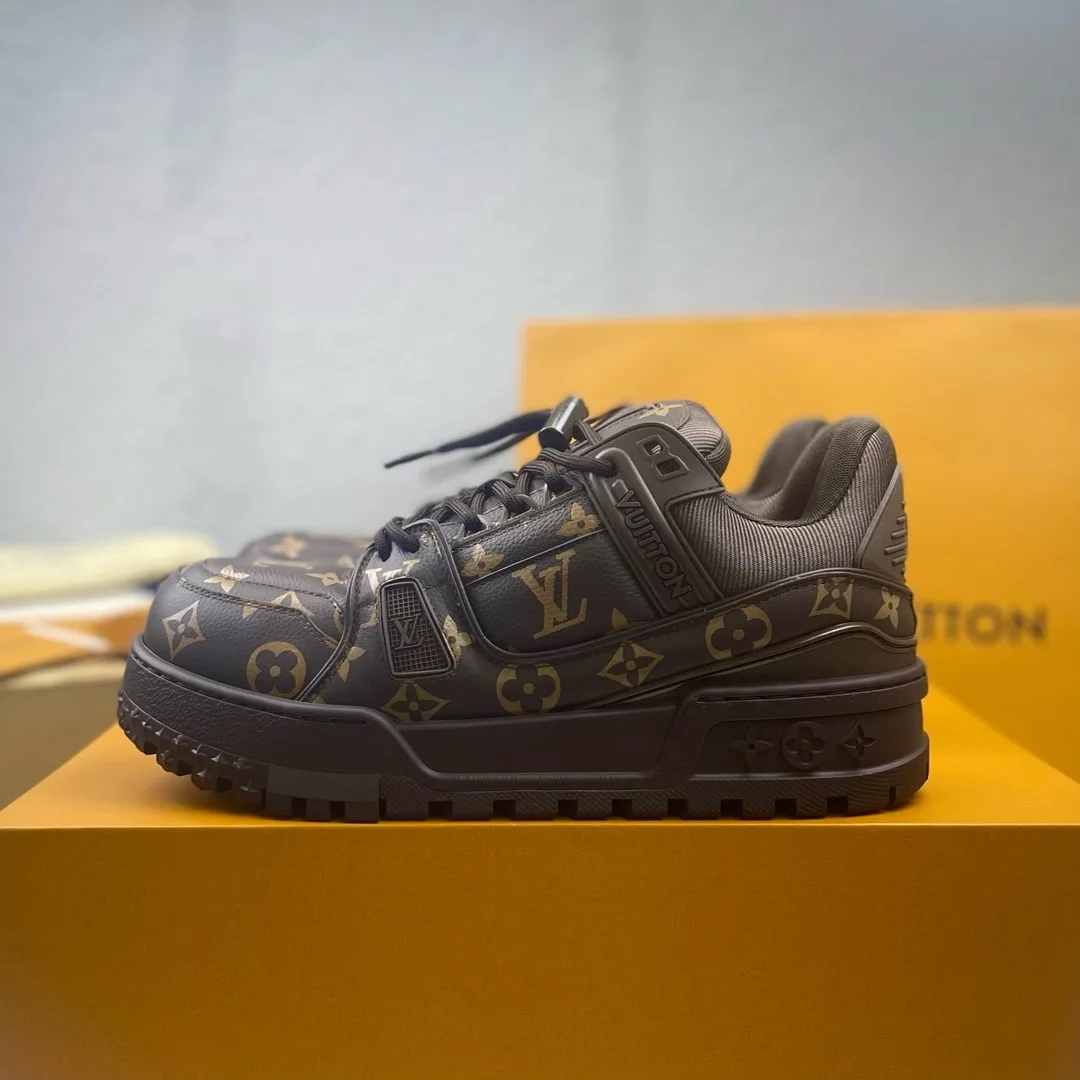Louis Vuitton Low-top fashionable sneakers, couple s sports shoes Louis Vuitton Low-top fashionable sneakers, couple s sports shoes