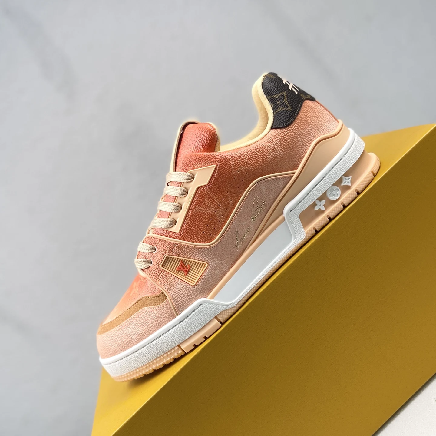 Louis Vuitton Low-top fashionable sports shoes men s sports shoes Louis Vuitton Low-top fashionable sports shoes men s sports shoes