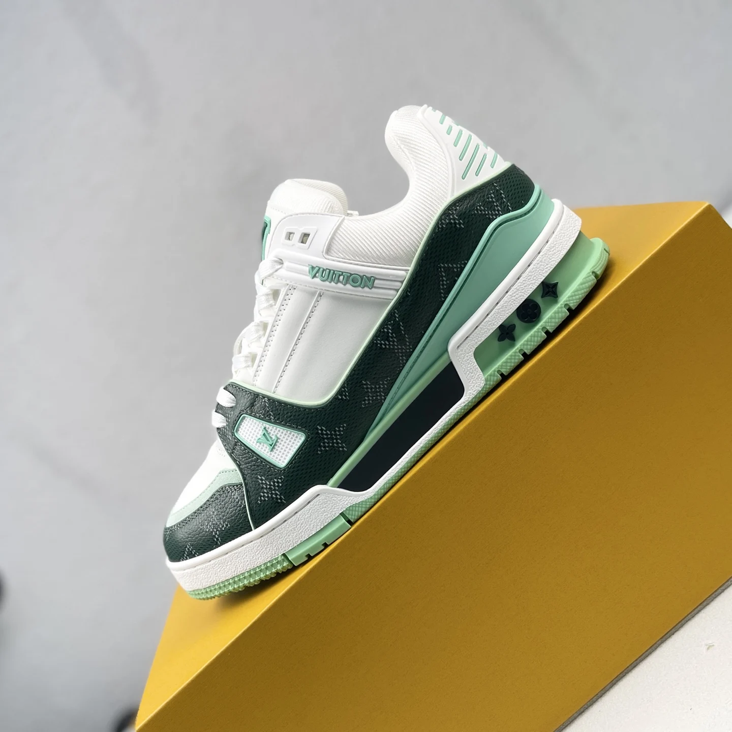Louis Vuitton Low-top fashionable sports shoes men s sports shoes Louis Vuitton Low-top fashionable sports shoes men s sports shoes