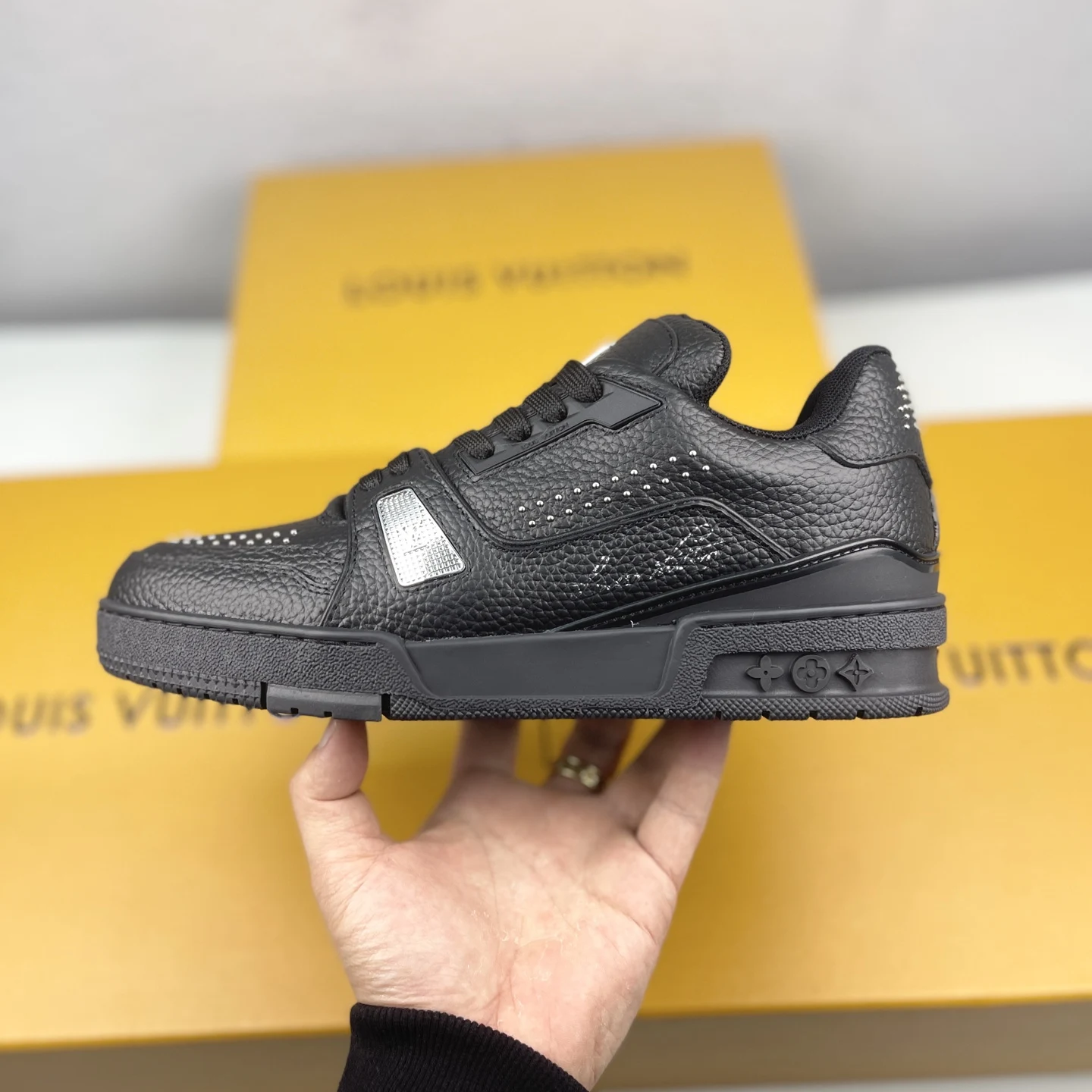 Louis Vuitton Low-top fashion sports shoes men s sports shoes Louis Vuitton Low-top fashion sports shoes men s sports shoes