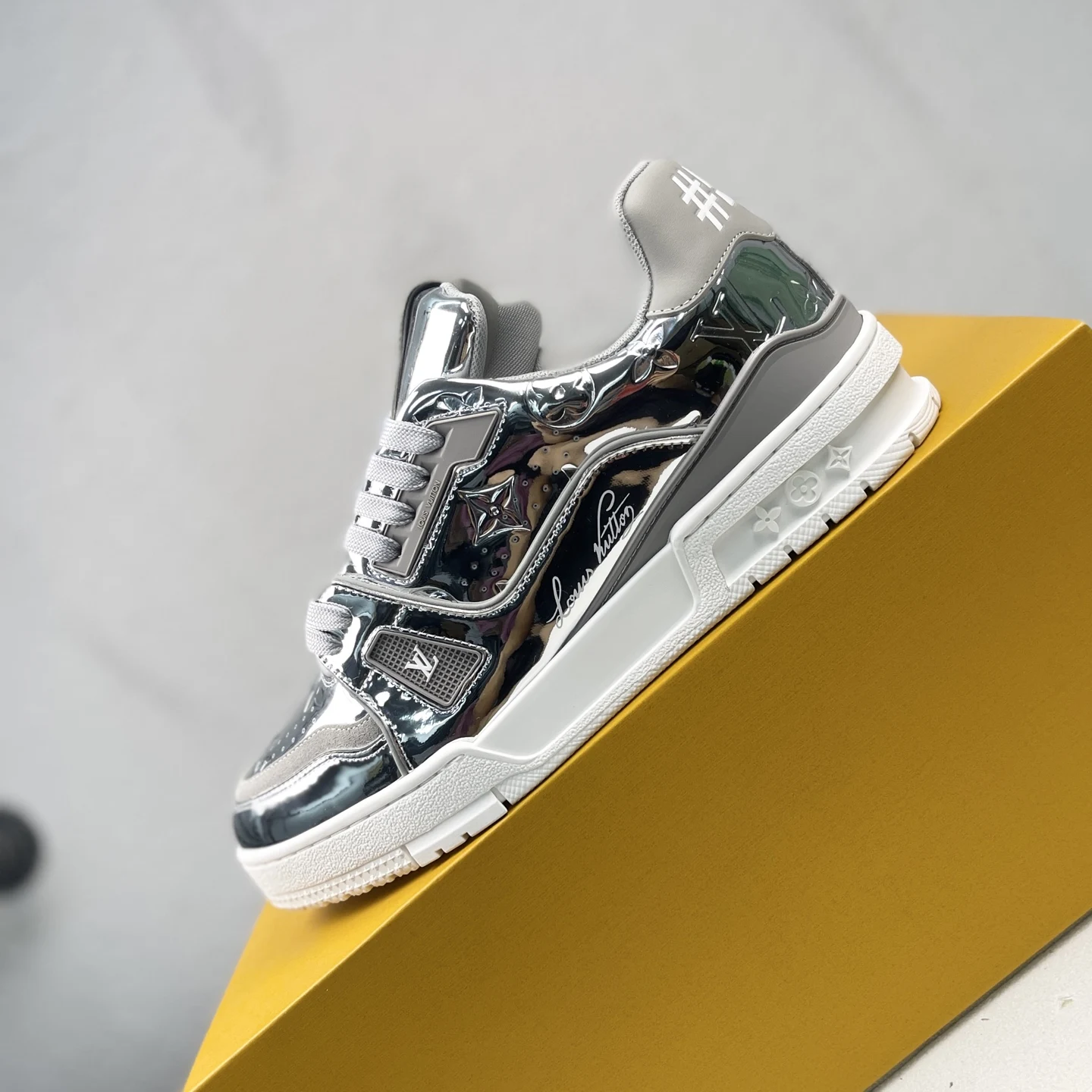 Louis Vuitton Low-top fashionable sports shoes men s sports shoes Louis Vuitton Low-top fashionable sports shoes men s sports shoes