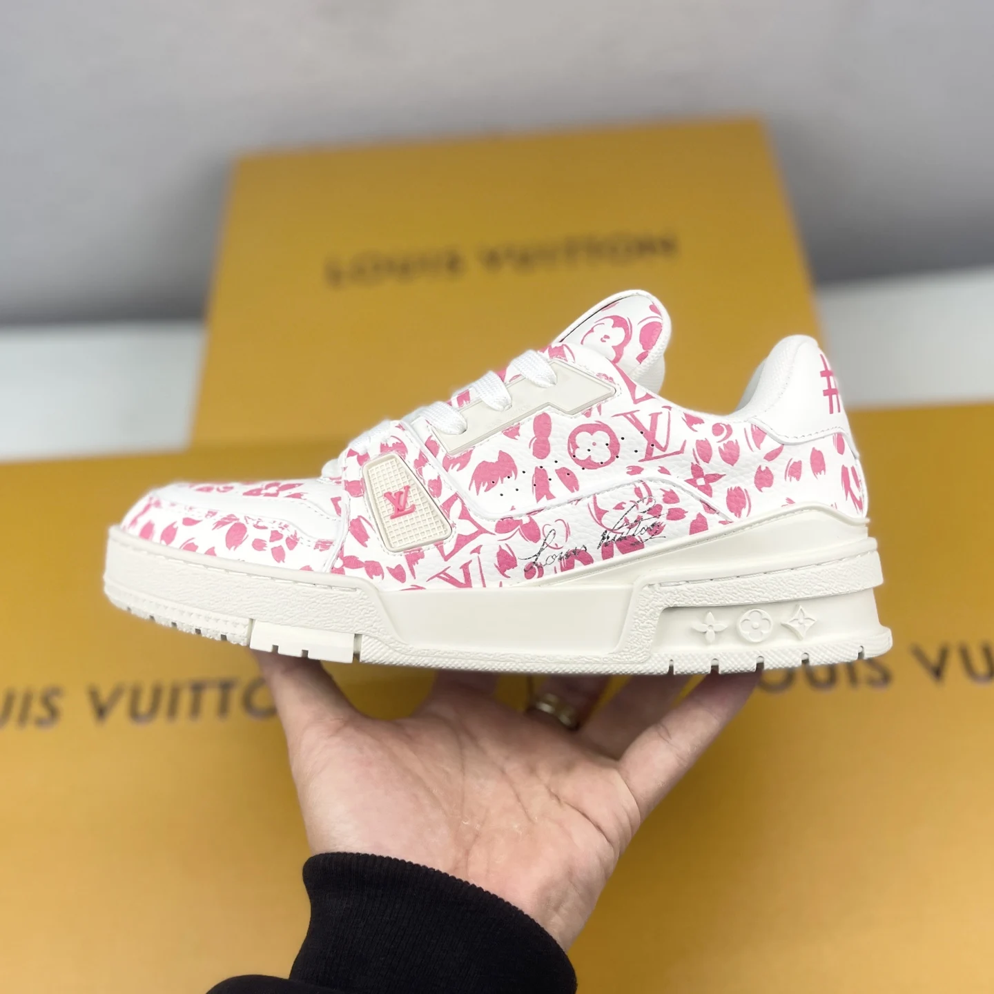 Louis Vuitton Low-top fashionable sports shoes men s sports shoes Louis Vuitton Low-top fashionable sports shoes men s sports shoes