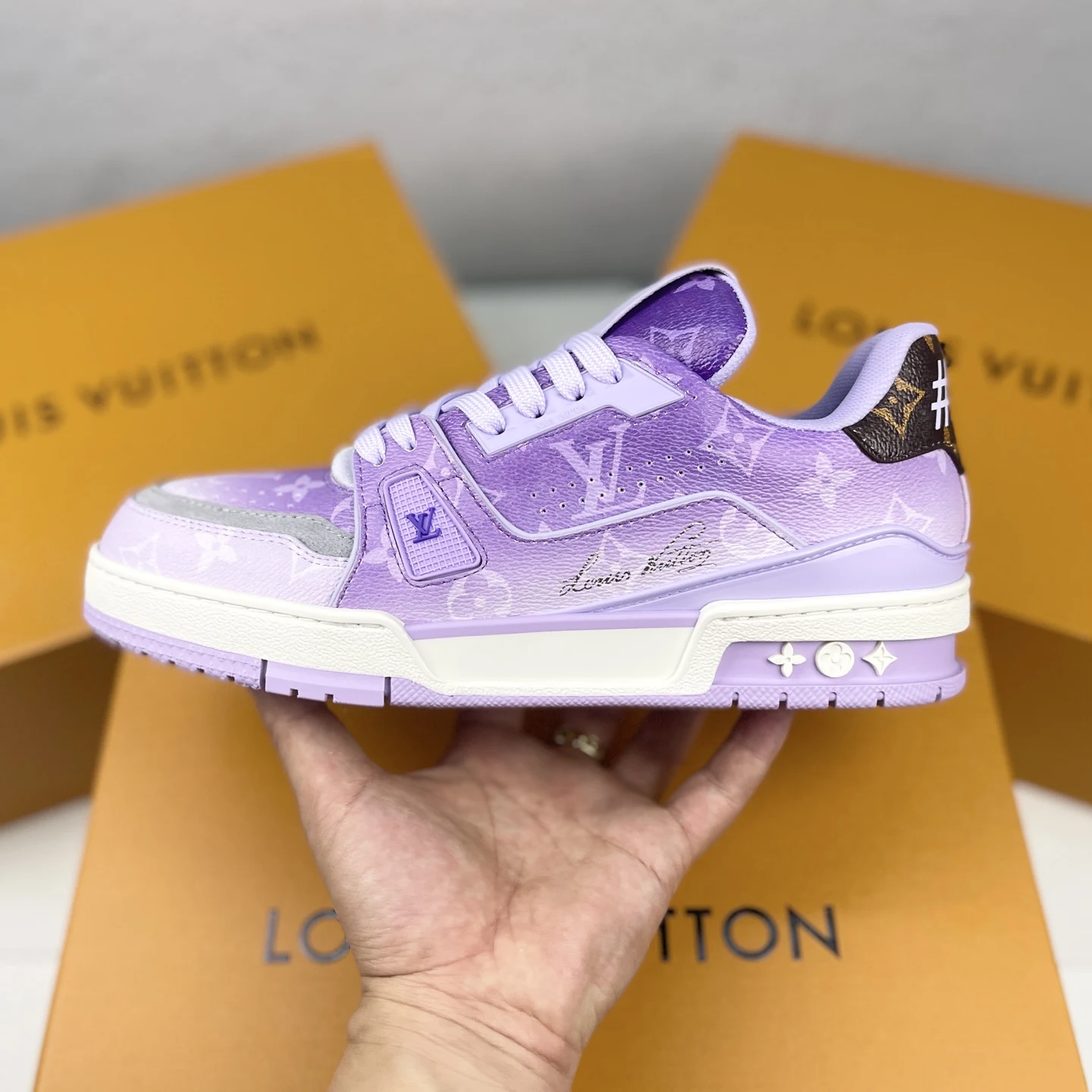 Louis Vuitton Low-top fashionable sports shoes men s sports shoes Louis Vuitton Low-top fashionable sports shoes men s sports shoes