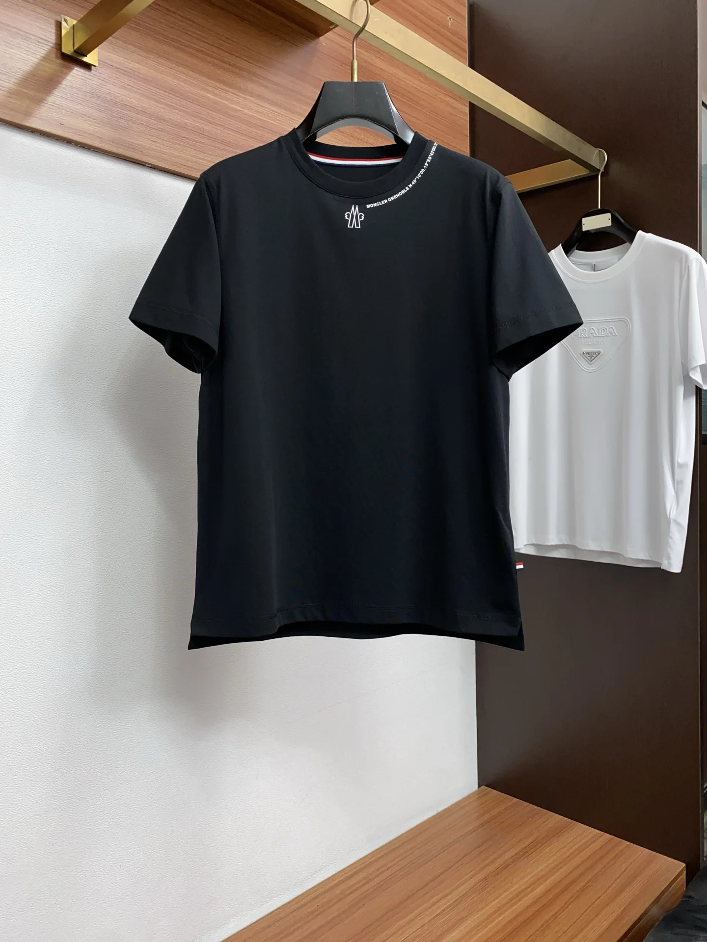 Moncler 100% Cotton Loose Fit Round Neck Men s Short Sleeve T-Shirt Moncler 100% Cotton Loose Fit Round Neck Men s Short Sleeve T-Shirt