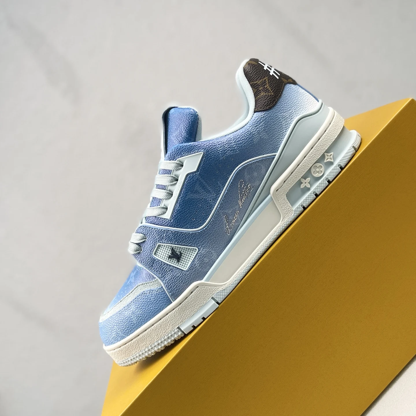 Louis Vuitton Low-top fashionable sports shoes men s sports shoes Louis Vuitton Low-top fashionable sports shoes men s sports shoes