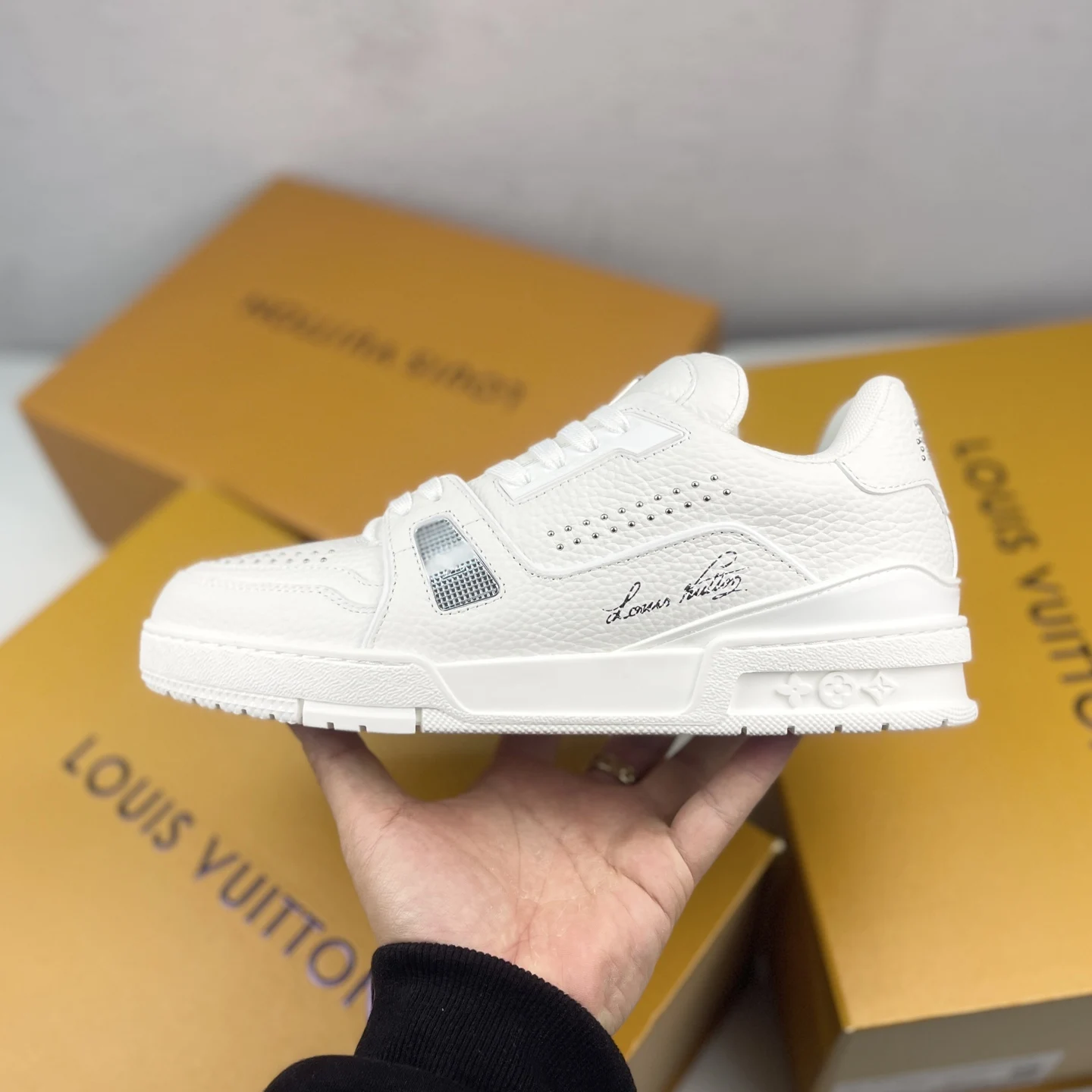 Louis Vuitton Low-top fashionable sports shoes men s sports shoes Louis Vuitton Low-top fashionable sports shoes men s sports shoes
