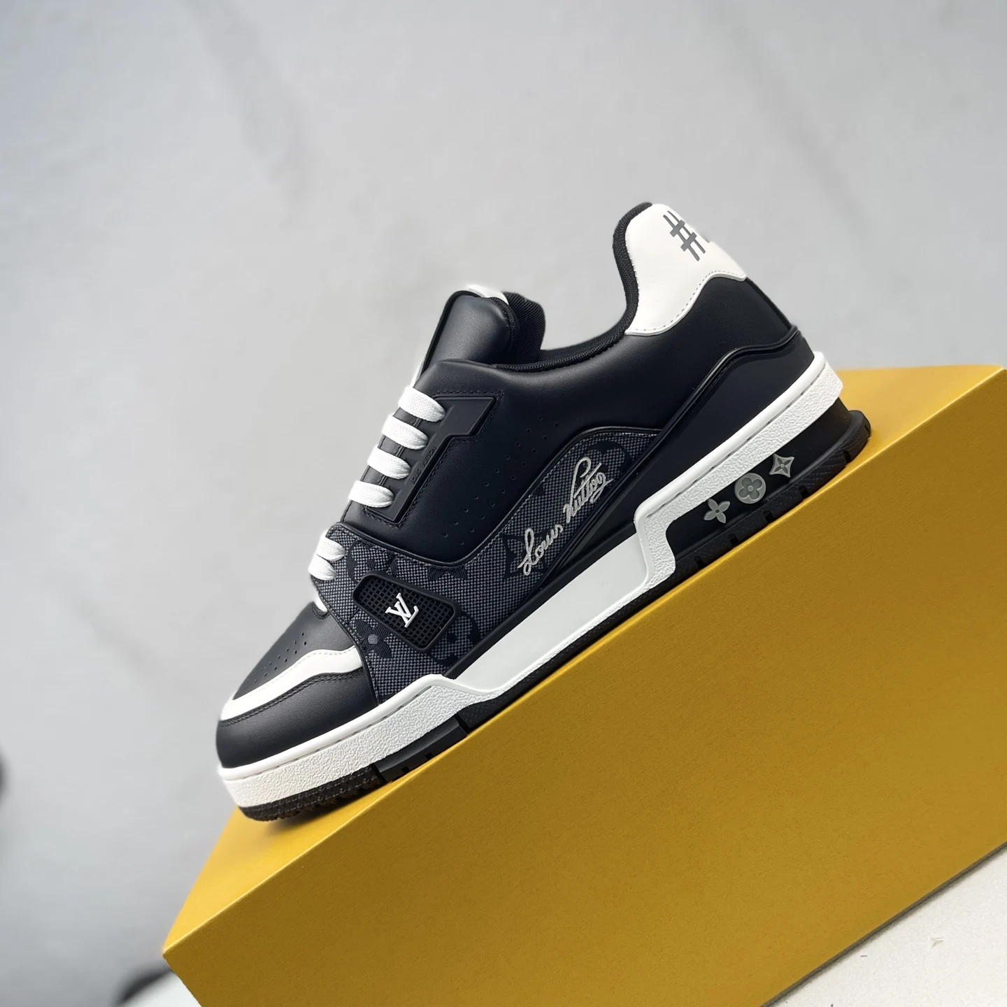 Louis Vuitton Low-top fashionable sports shoes men s sports shoes Louis Vuitton Low-top fashionable sports shoes men s sports shoes