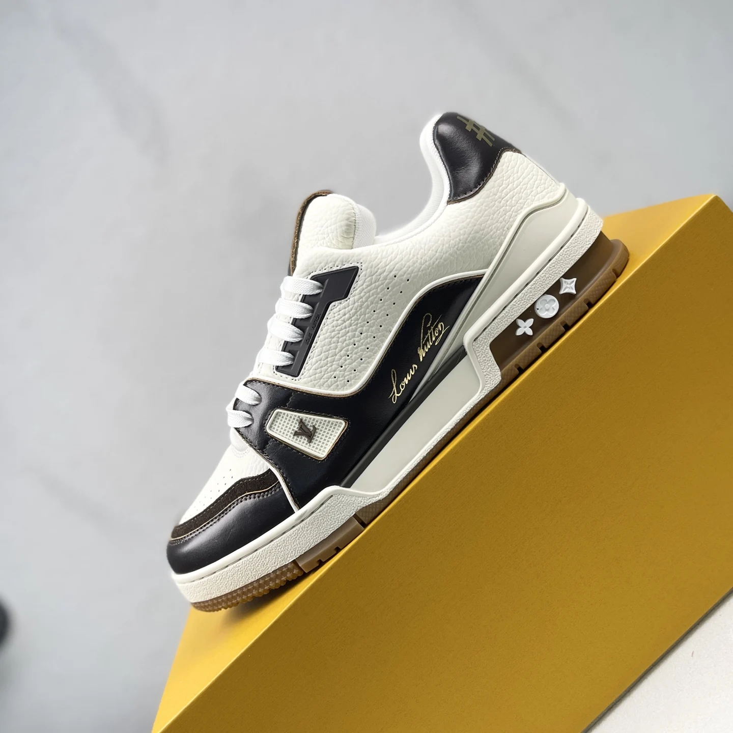 Louis Vuitton Low-top fashionable sports shoes men s sports shoes Louis Vuitton Low-top fashionable sports shoes men s sports shoes