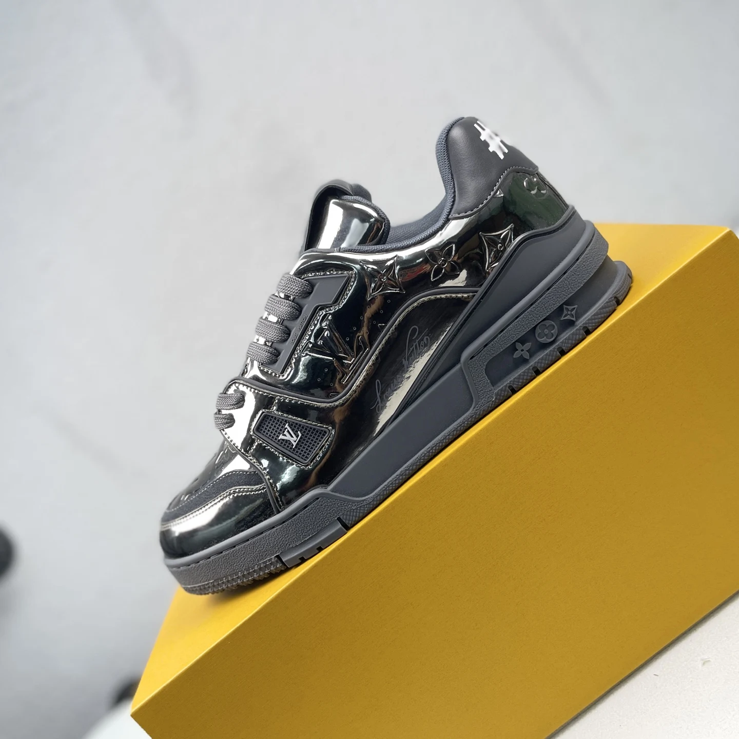 Louis Vuitton Low-top fashionable sports shoes men s sports shoes Louis Vuitton Low-top fashionable sports shoes men s sports shoes