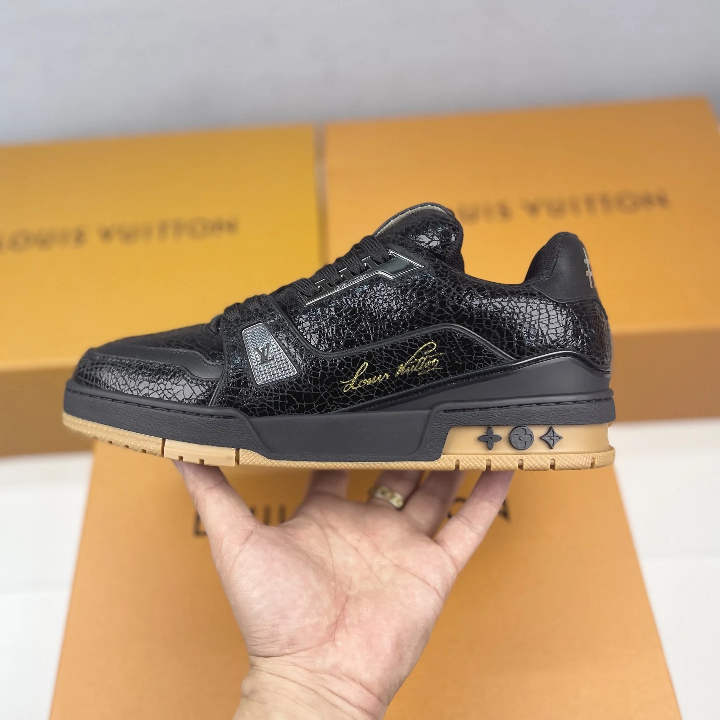 Louis Vuitton Low-top fashionable sports shoes men s sports shoes Louis Vuitton Low-top fashionable sports shoes men s sports shoes
