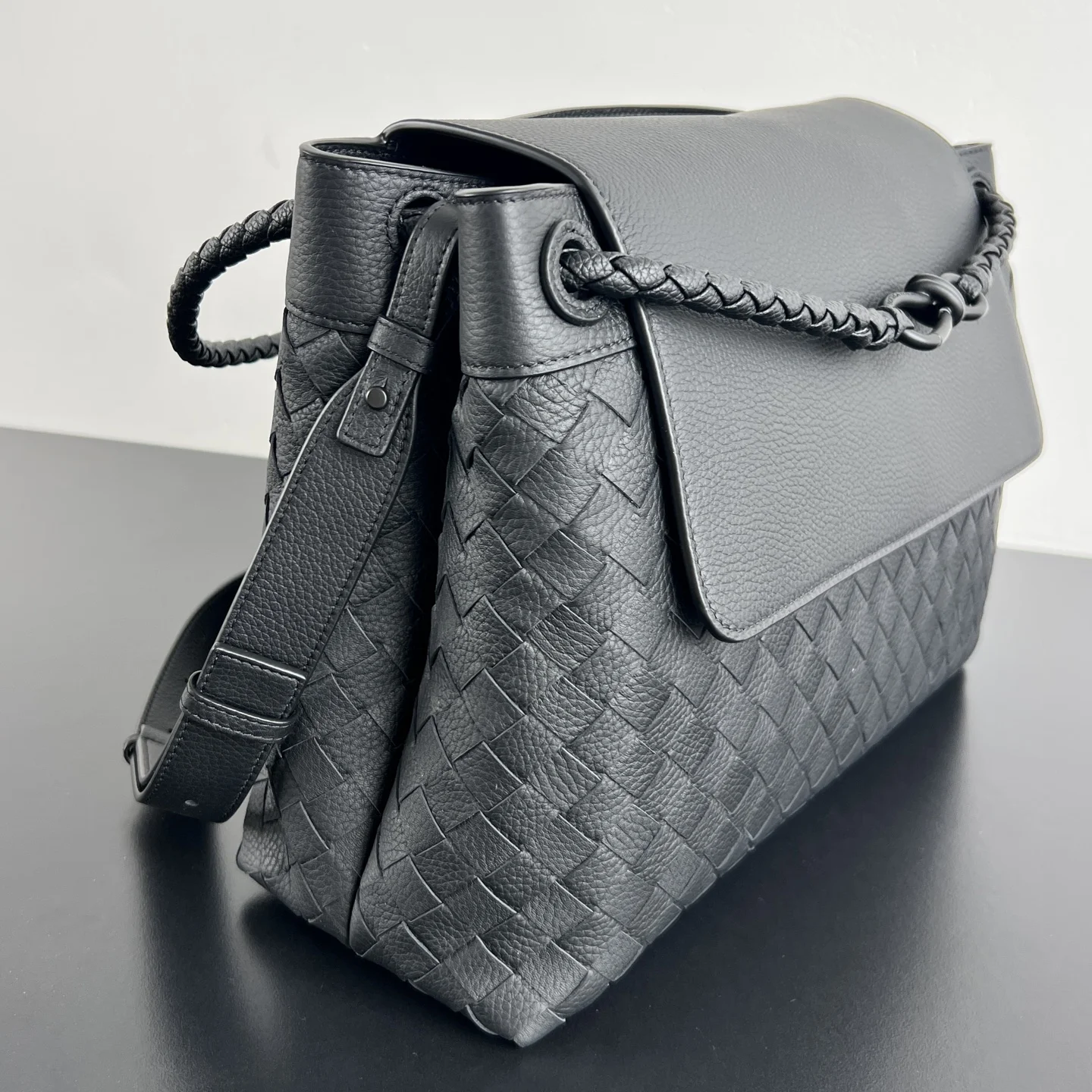 Bottega Veneta 807715 New Men s Grain Surface Bag Men s Crossbody Bag