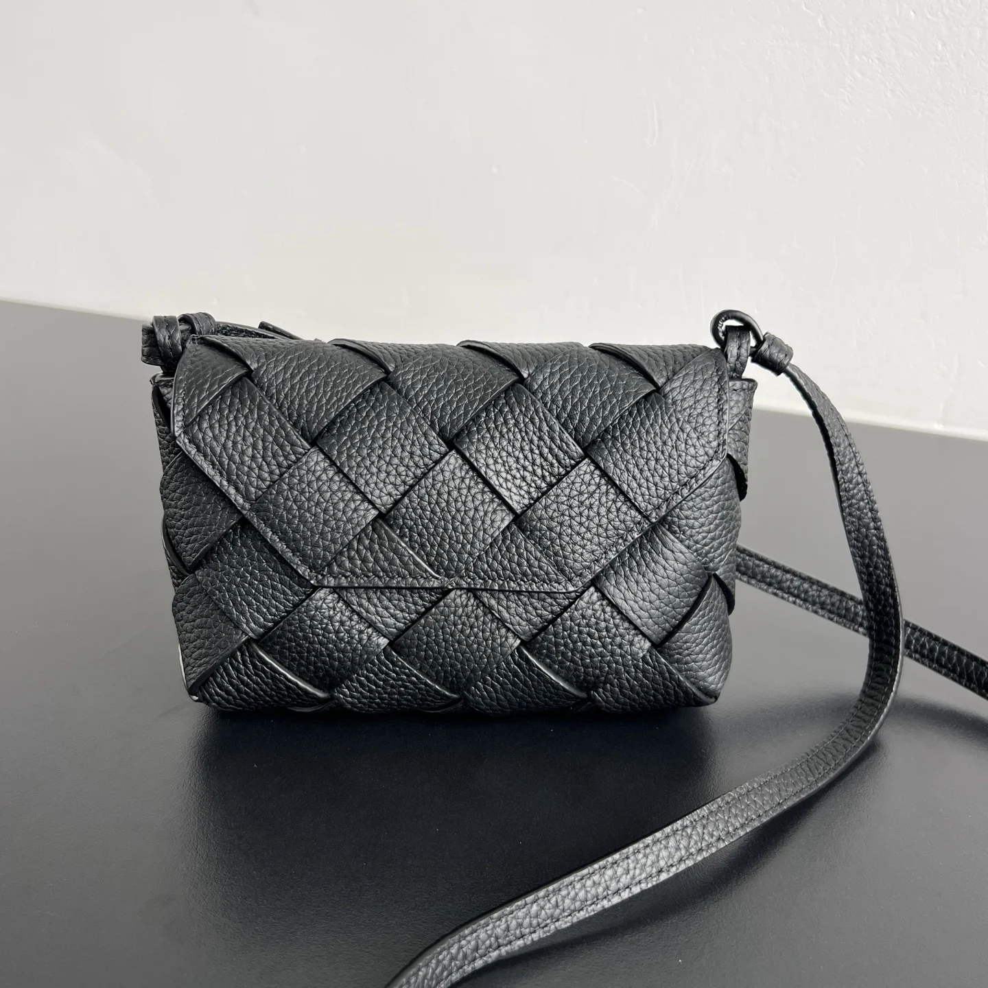 Bottega Veneta 805745 New Woven Camera Bag Men s Crossbody Bag Bottega Veneta 805745 New Woven Camera Bag Men s Crossbody Bag
