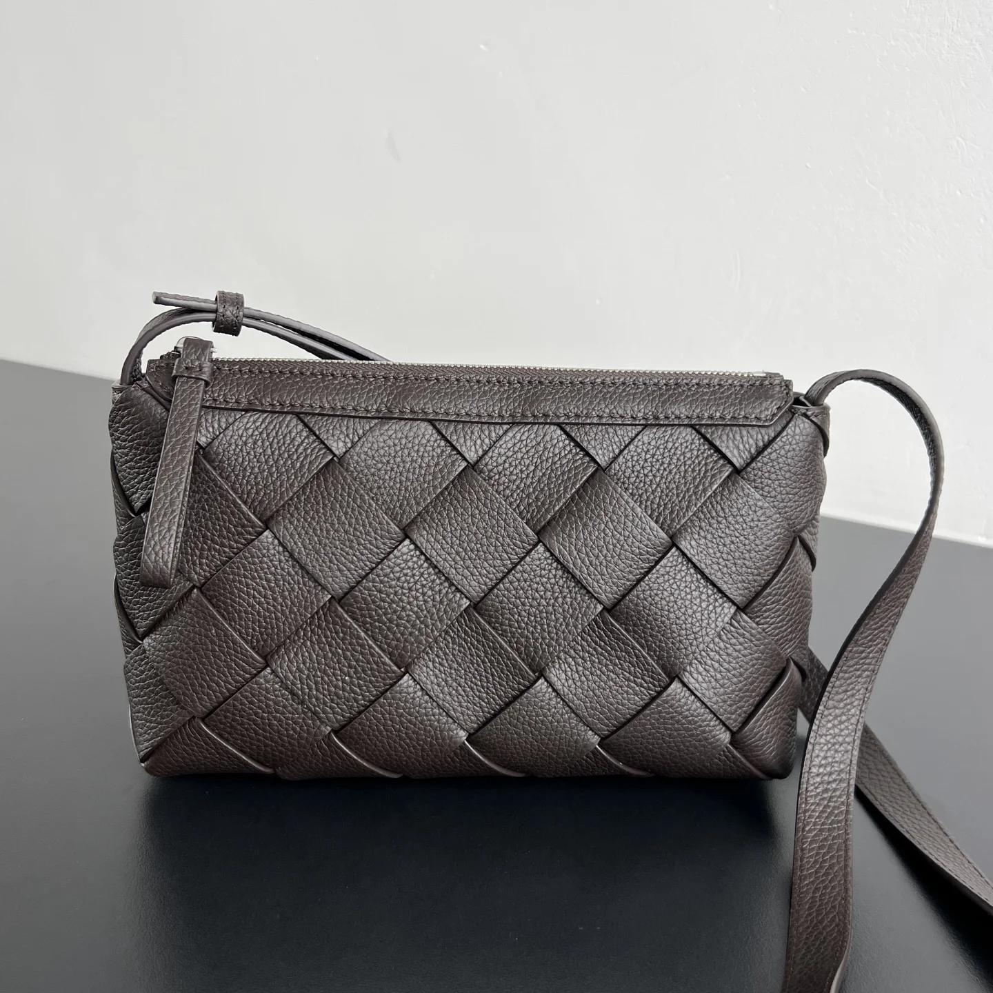 Bottega Veneta 837112 New Woven Camera Bag Men s Crossbody Bag Bottega Veneta 837112 New Woven Camera Bag Men s Crossbody Bag