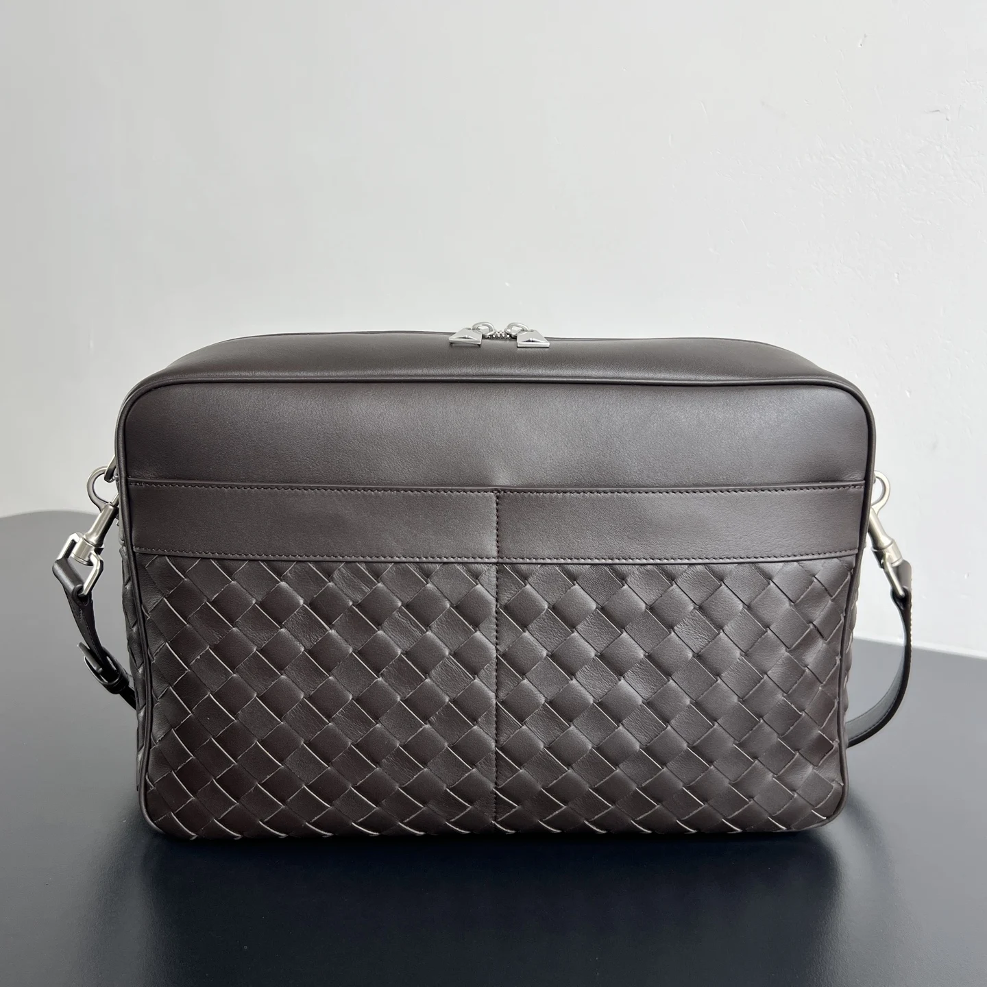 Bottega Veneta 843857 New Double Pocket Camera Bag Men s Crossbody Bag Bottega Veneta 843857 New Double Pocket Camera Bag Men s Crossbody Bag