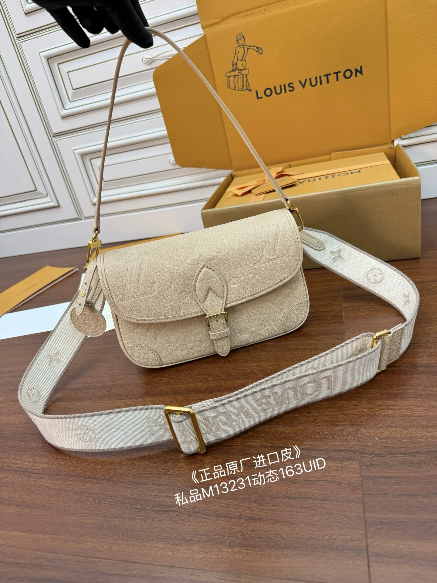 LV M13231 进口菱形手袋 女士斜挎包