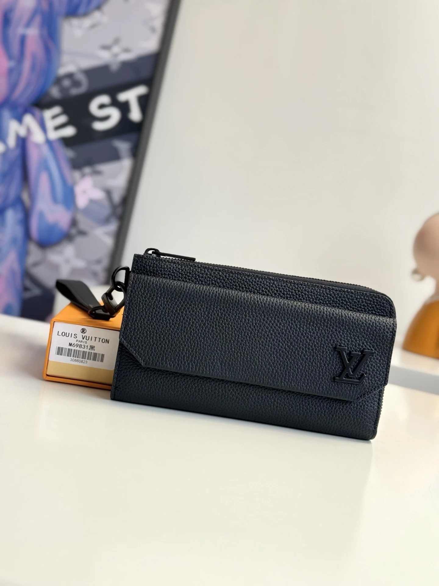 Louis Vuitton M69831 Fine-grained black calfskin clutch Men s hand-held bag