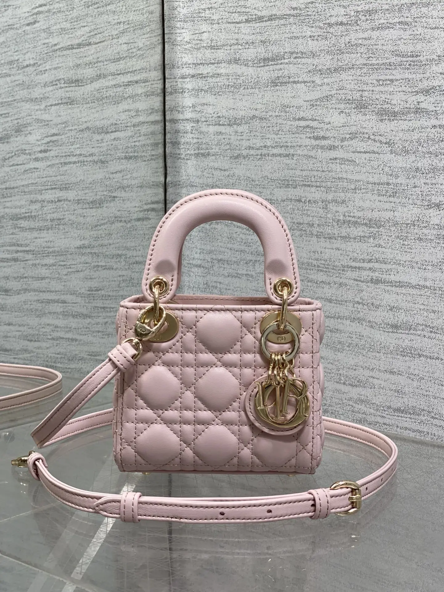 迪奥 最新翻盖羊皮五格包 女士斜挎包 迪奥 最新翻盖羊皮五格包 女士斜挎包