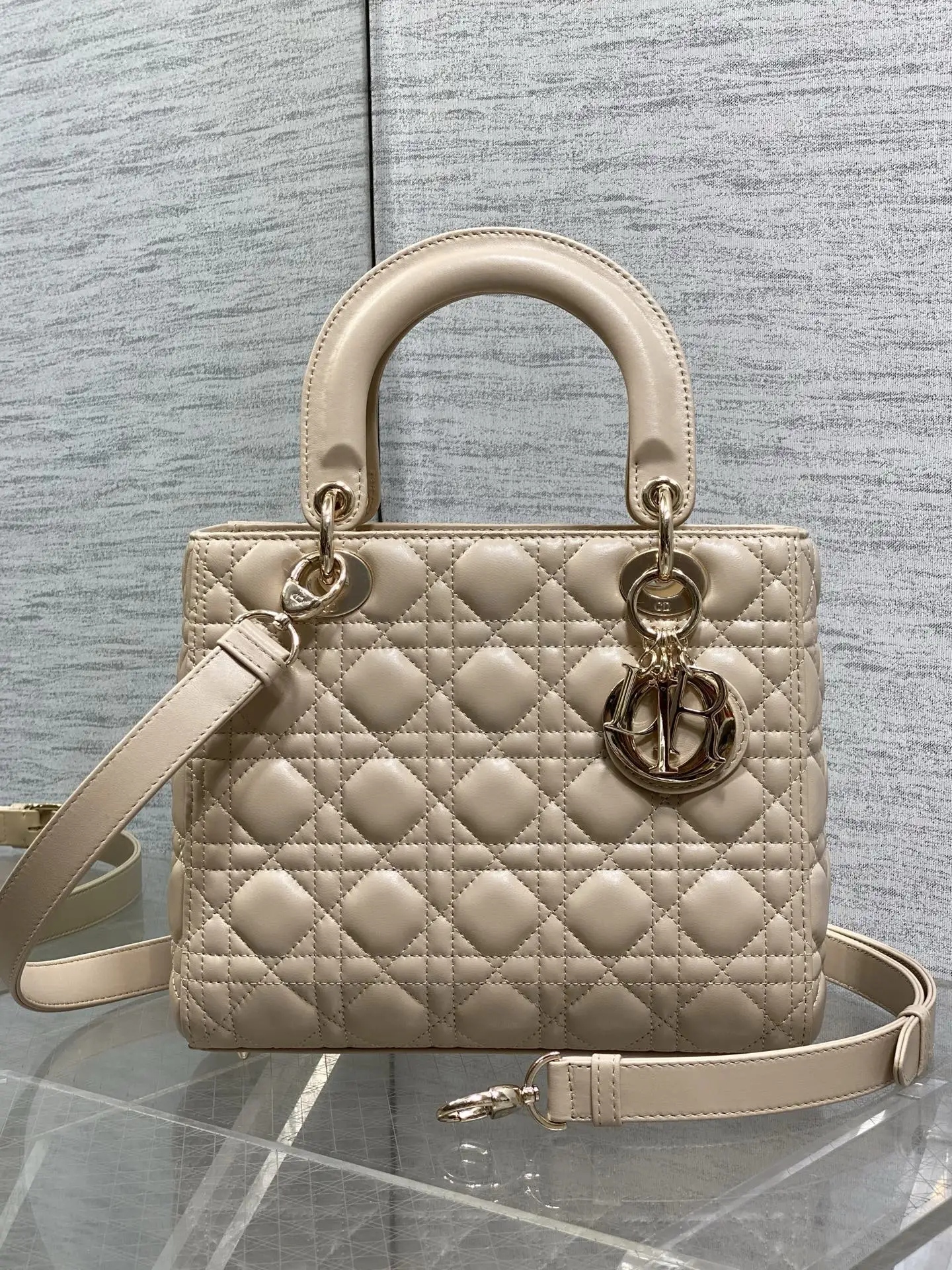 迪奥 最新翻盖羊皮五格包 女士斜挎包 迪奥 最新翻盖羊皮五格包 女士斜挎包