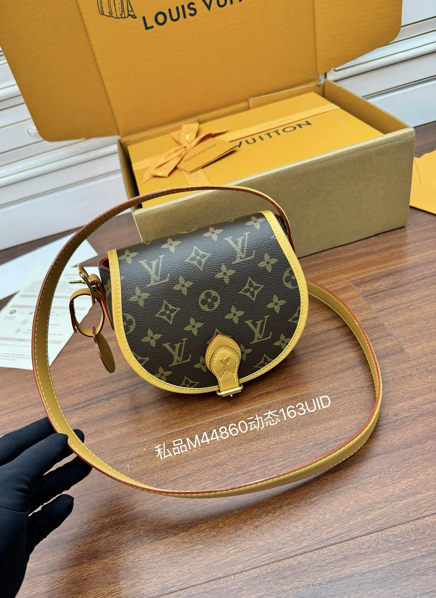 Louis Vuitton M44860 Imported Diamond Fabric Handbag Women s Crossbody Bag Louis Vuitton M44860 Imported Diamond Fabric Handbag Women s Crossbody Bag