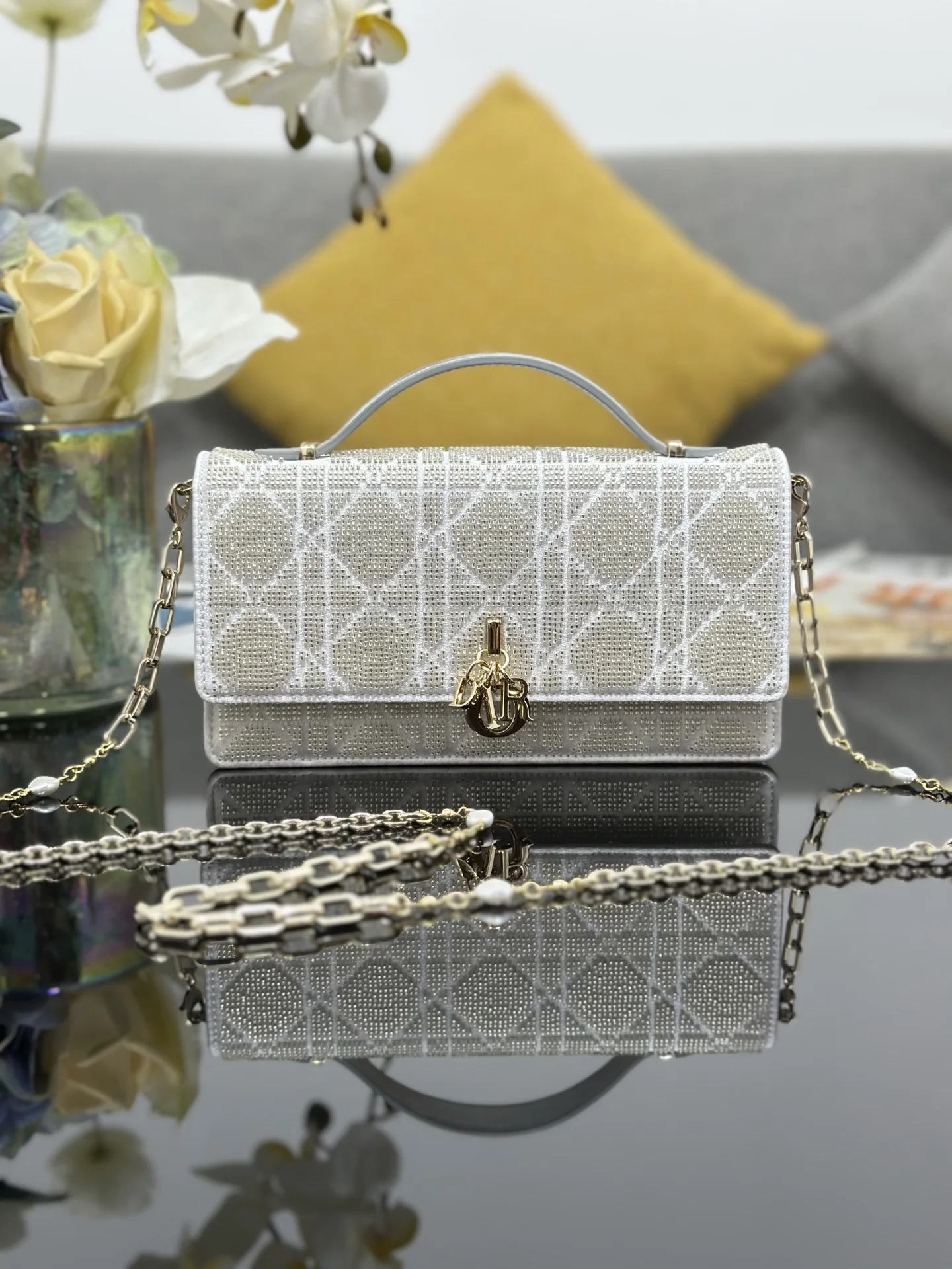 Dior M0997 Embroidered Beaded Chain Bag Women s Crossbody Bag Dior M0997 Embroidered Beaded Chain Bag Women s Crossbody Bag